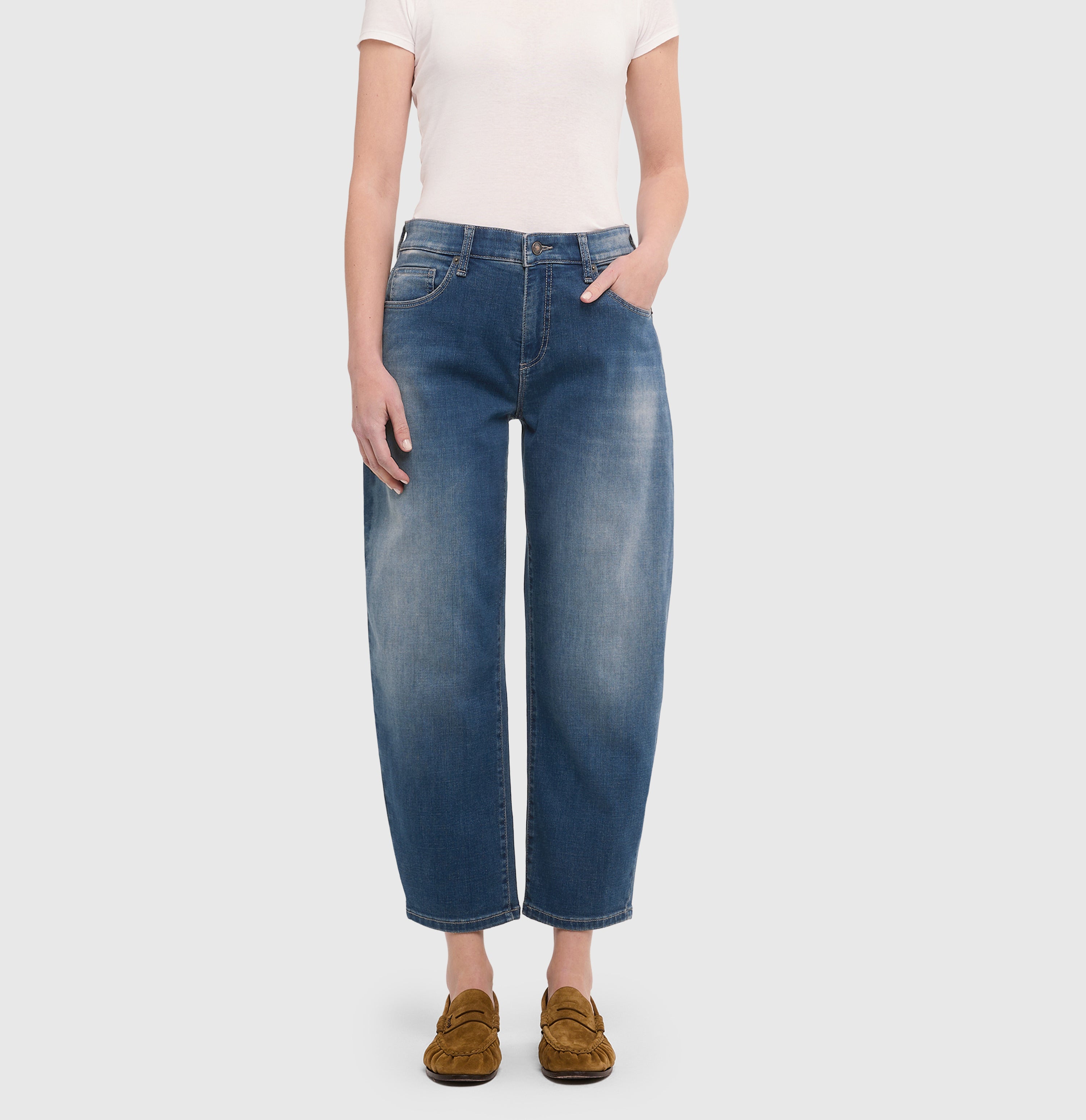 Barrel jeans in a light lyocell blend. | DANNI | stormy midblue brown | Detailed view 2 of model