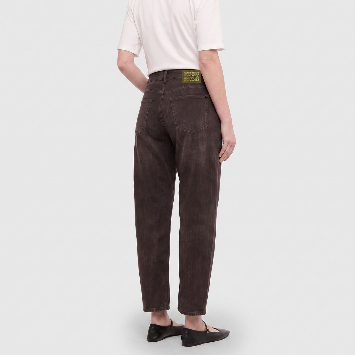 Barrel jeans in a light lyocell blend. | DANNI | soft black brown used | Back view of model