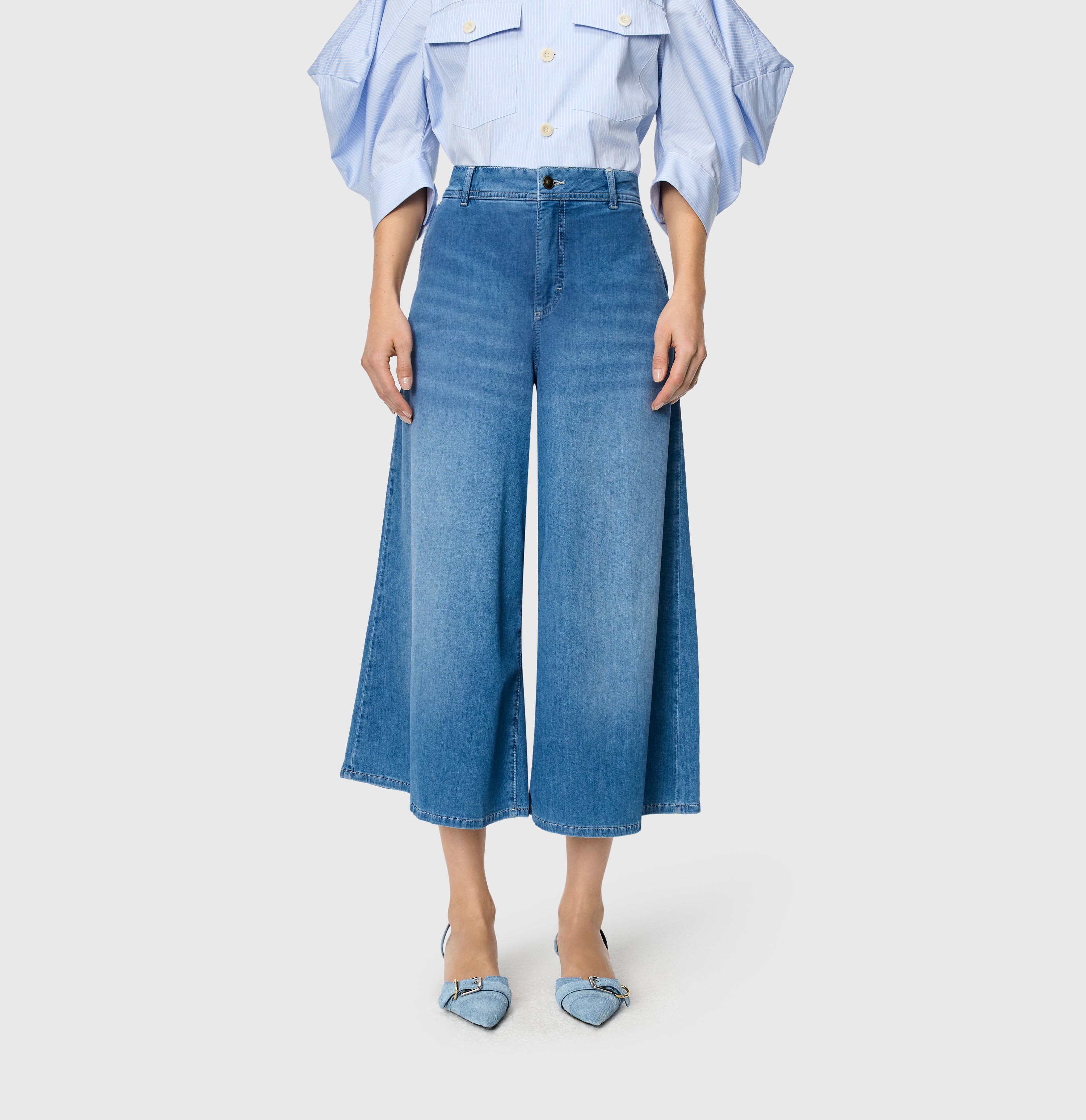 Culotte made of light stretch denim. | ELLA cropped | authentic used blue | Front view of model