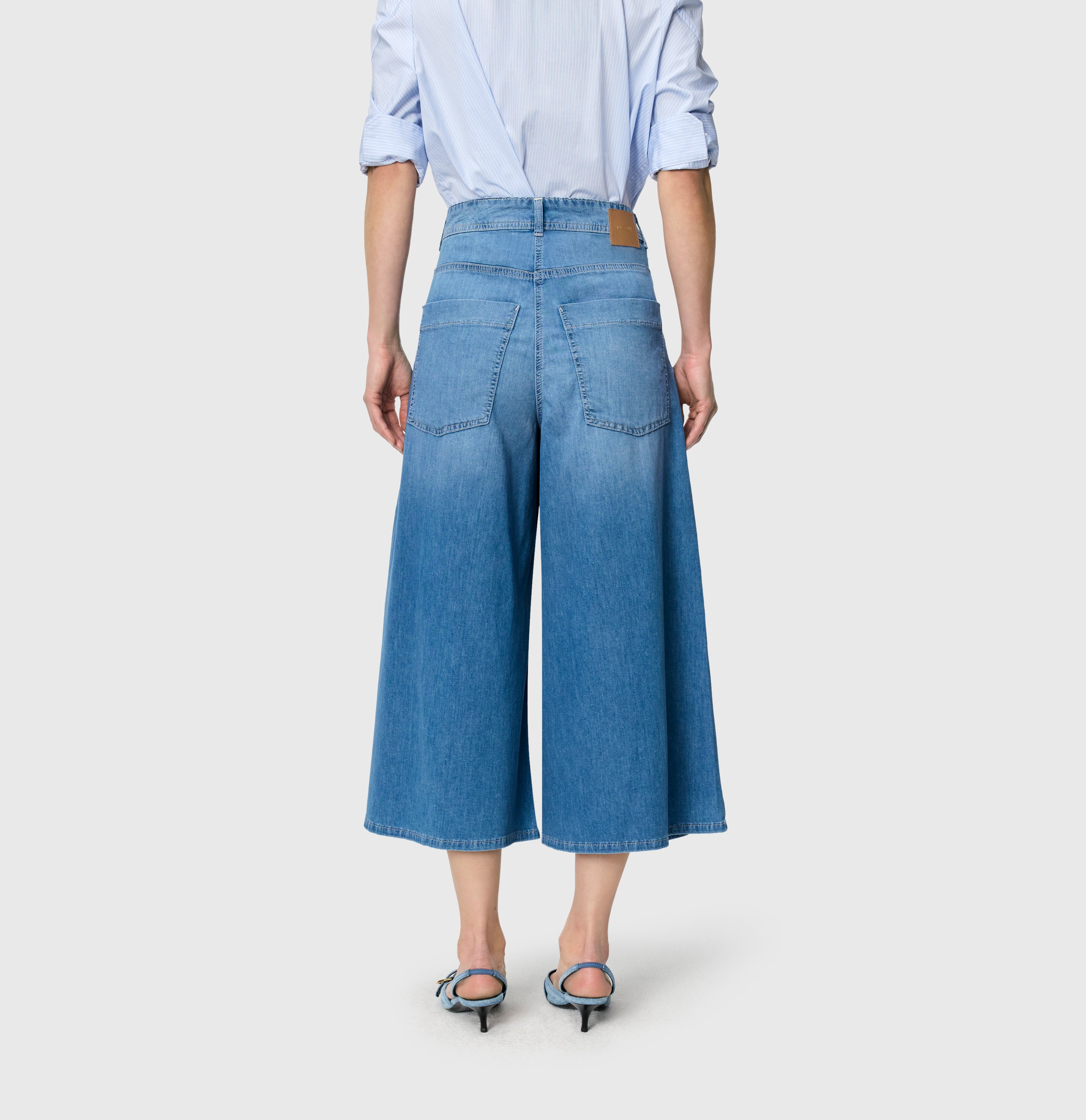 Culotte made of light stretch denim. | ELLA cropped | authentic used blue | Back view of model