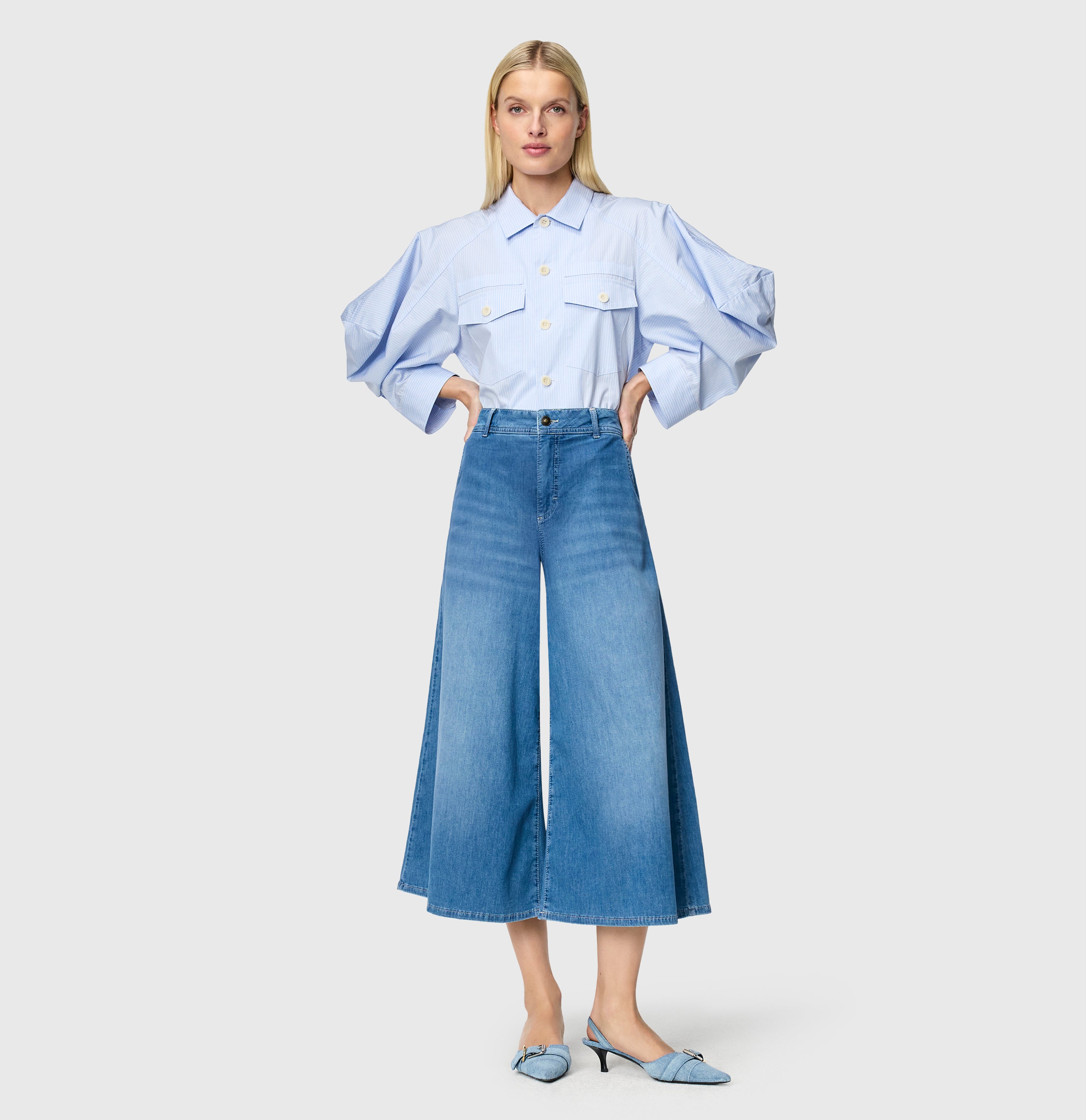 Culotte made of light stretch denim. | ELLA cropped | authentic used blue | Full-body of model