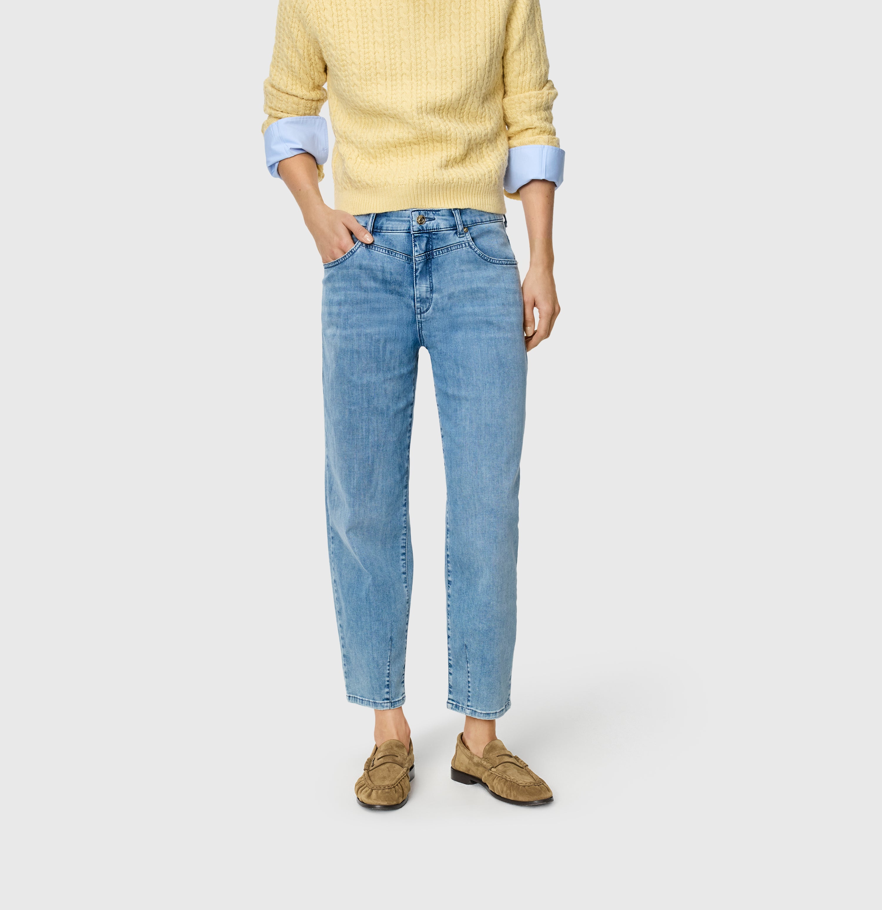 Relaxed fit made of super soft summer denim. | BOBBIE | random true blue | Front view of model