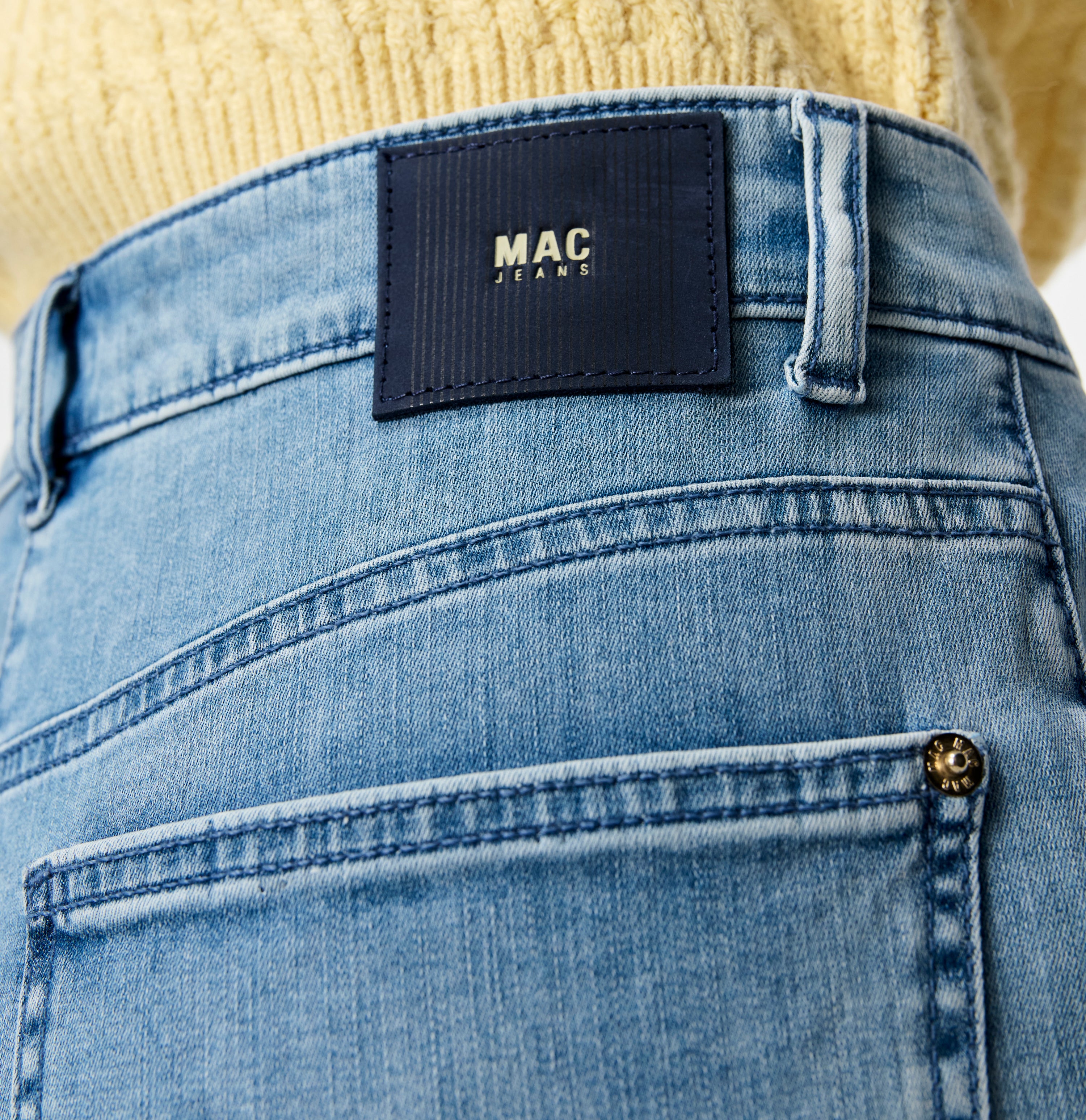Relaxed fit made of super soft summer denim. | BOBBIE | random true blue | Detailed view 3 of model