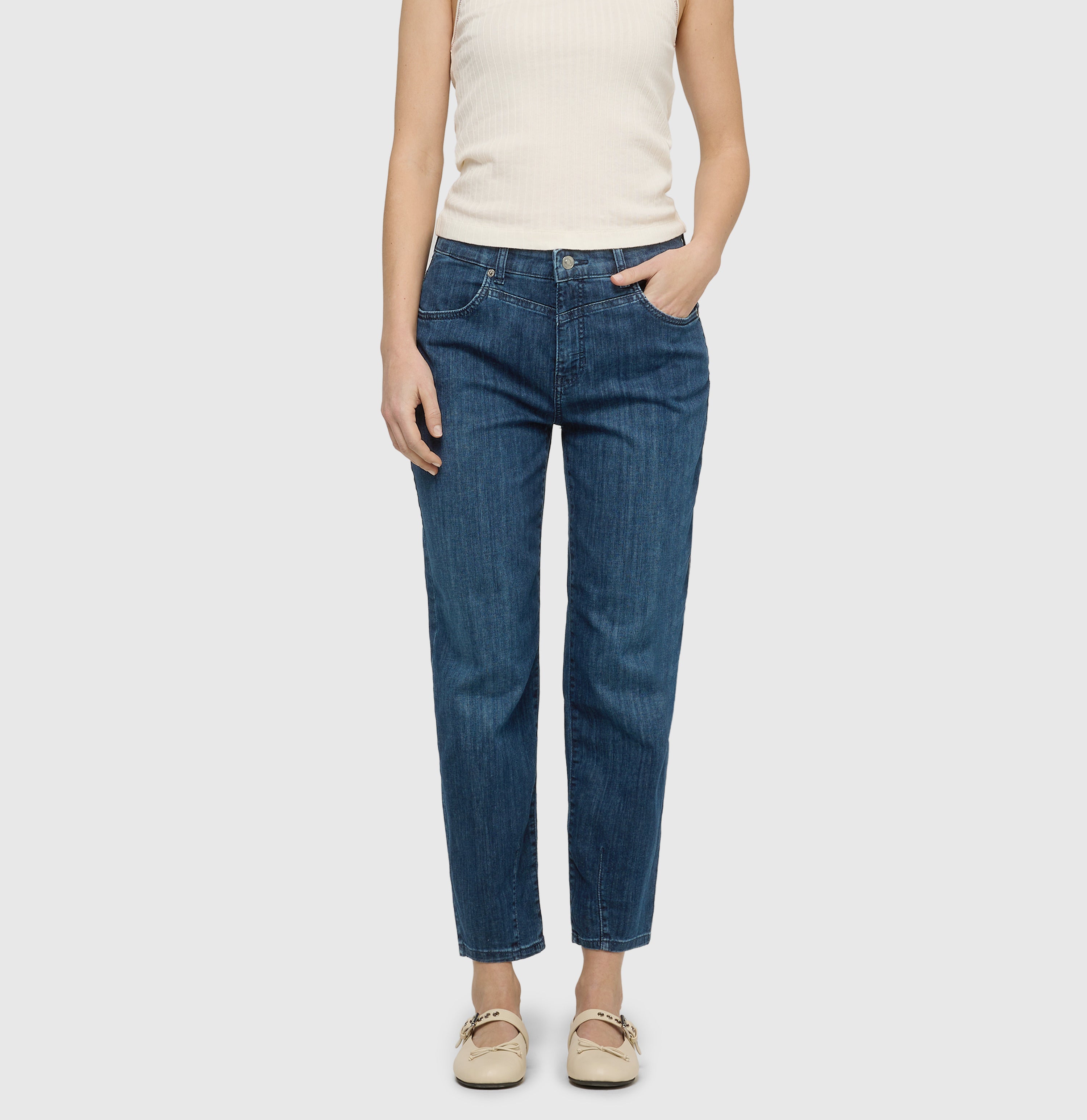 Relaxed fit made of super soft summer denim. | BOBBIE | authentic dark blue used | Front view of model