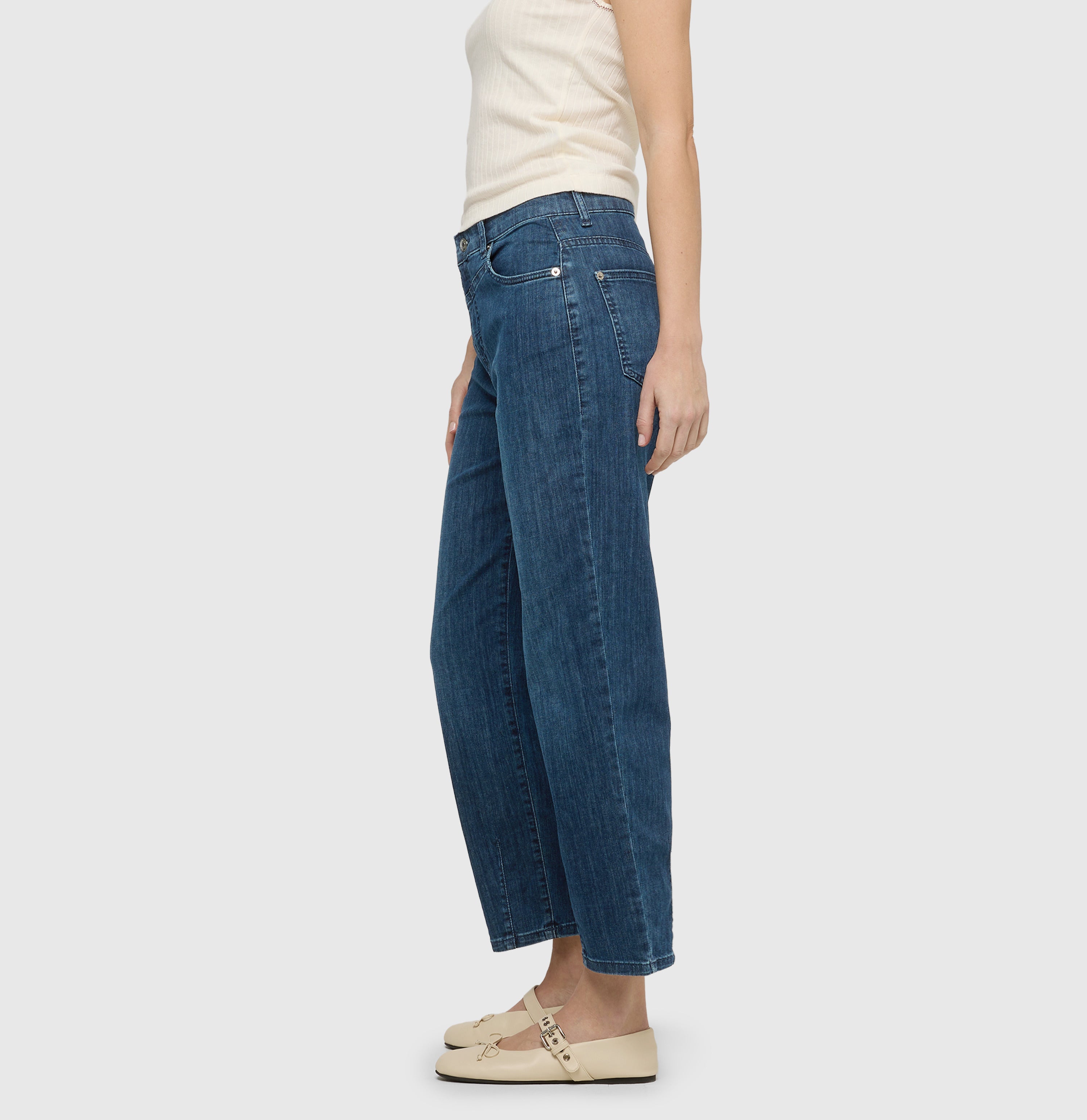 Relaxed fit made of super soft summer denim. | BOBBIE | authentic dark blue used | Side view of model
