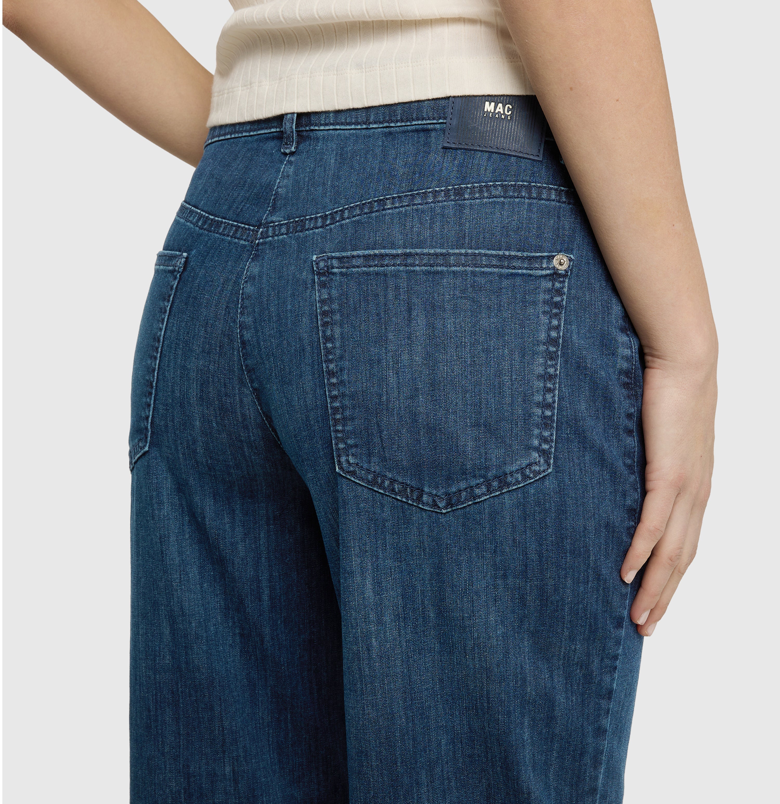 Relaxed fit made of super soft summer denim. | BOBBIE | authentic dark blue used | Detailed view 2 of model