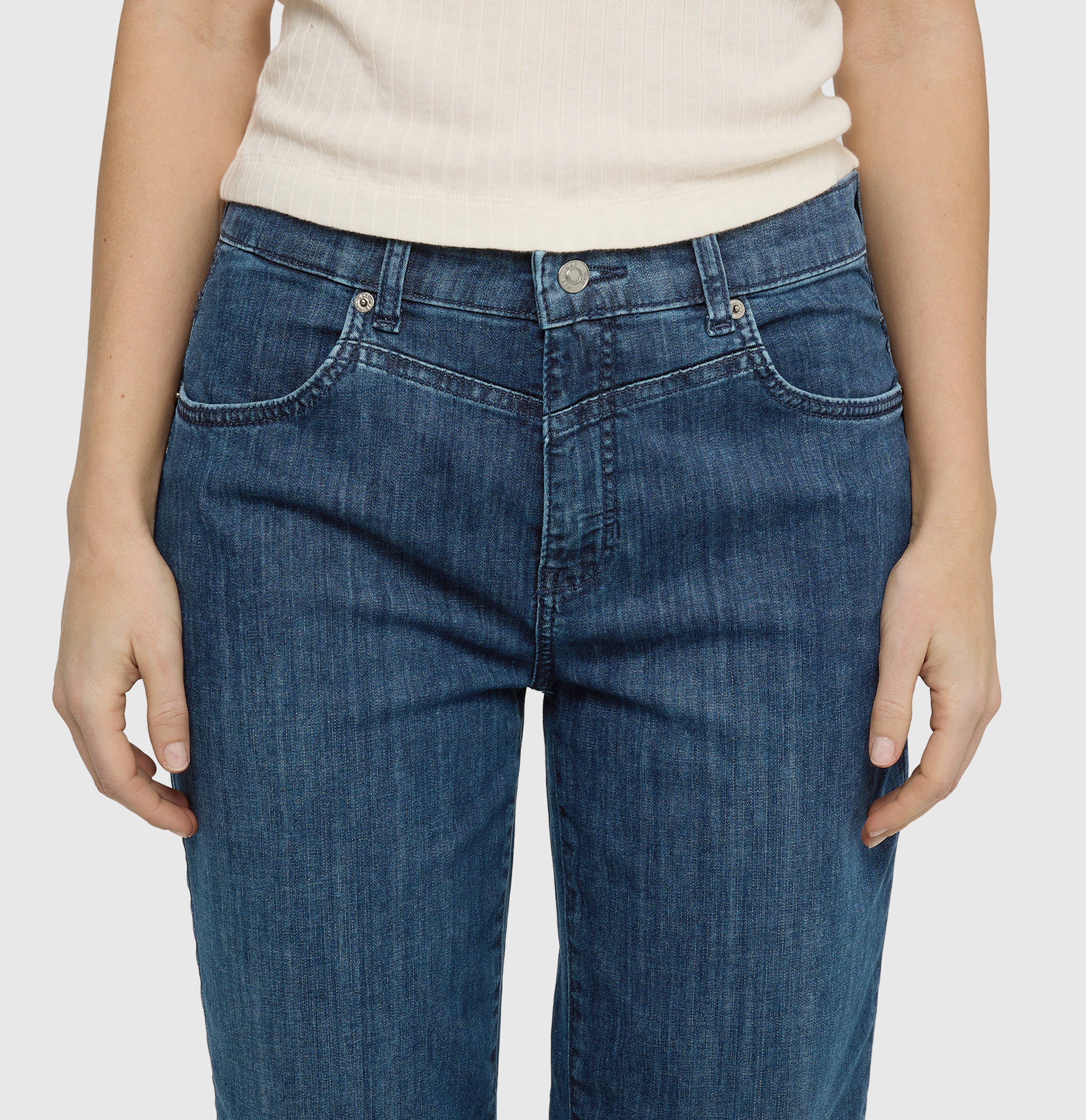 Relaxed fit made of super soft summer denim. | BOBBIE | authentic dark blue used | Detailed view 3 of model