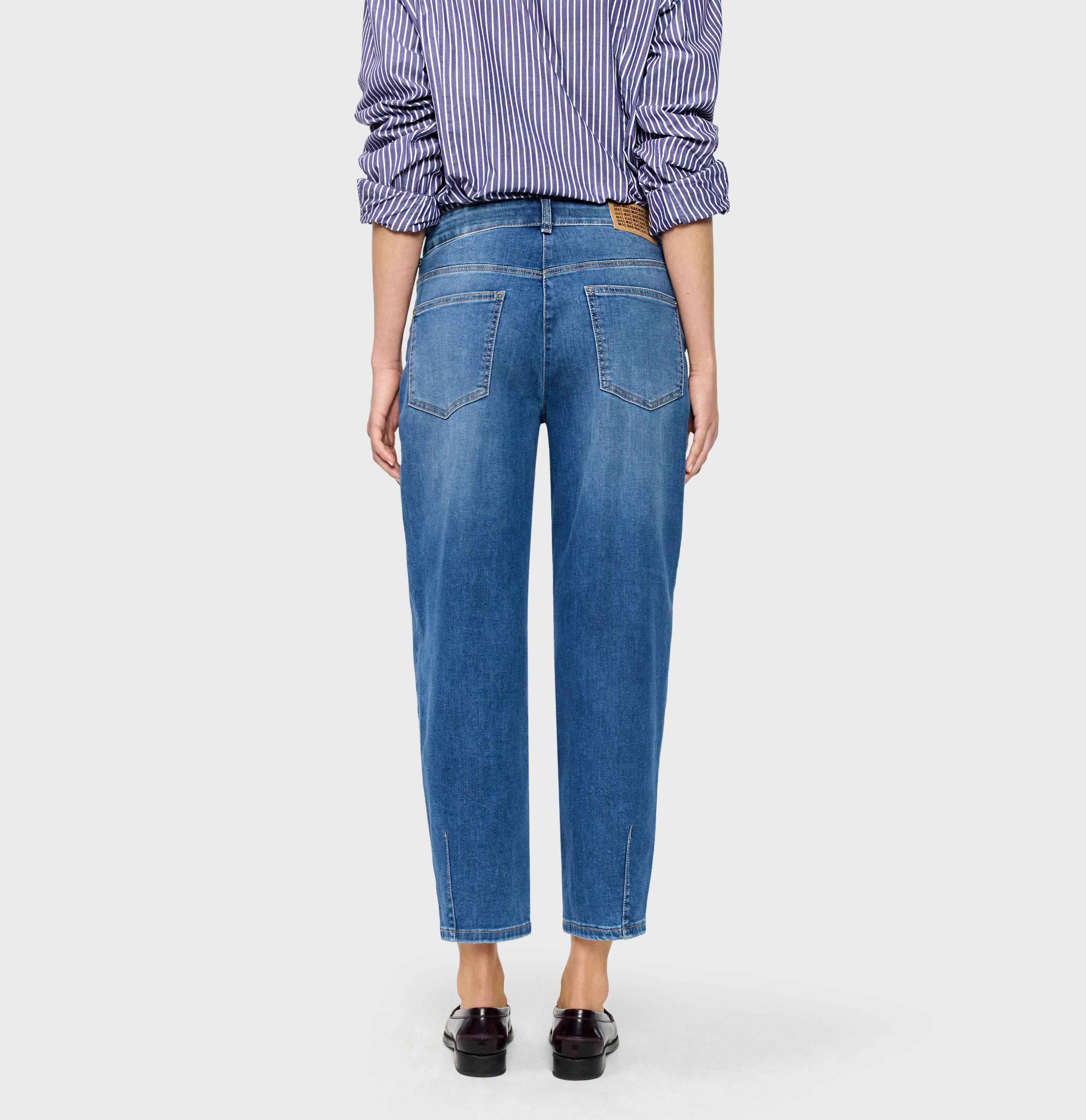 Barrel jeans with modern seam details. | BOBBIE | mid blue use washed | Back view of model