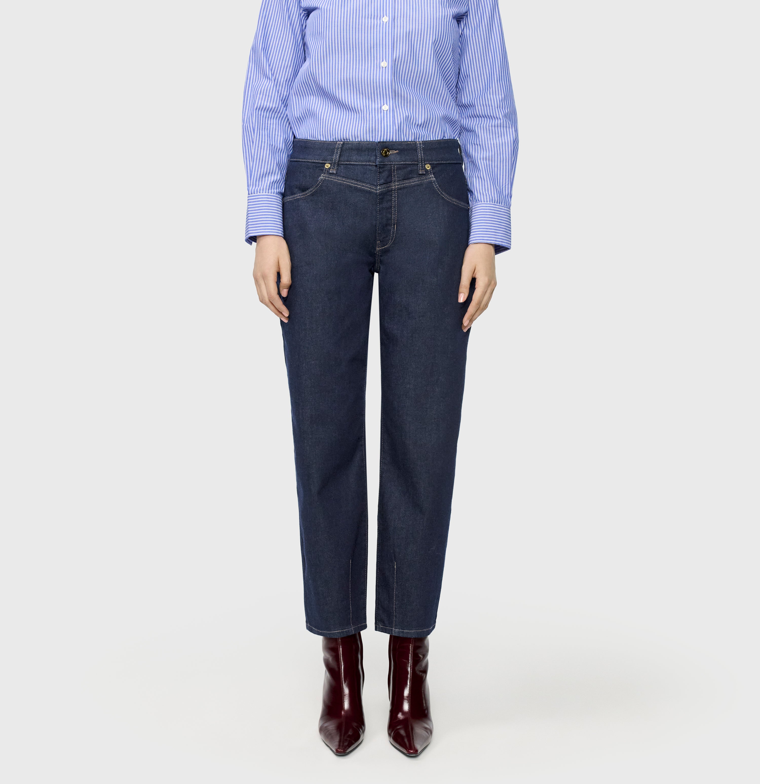Barrel jeans with modern seam details. | BOBBIE | fashion rinsed | Front view of model