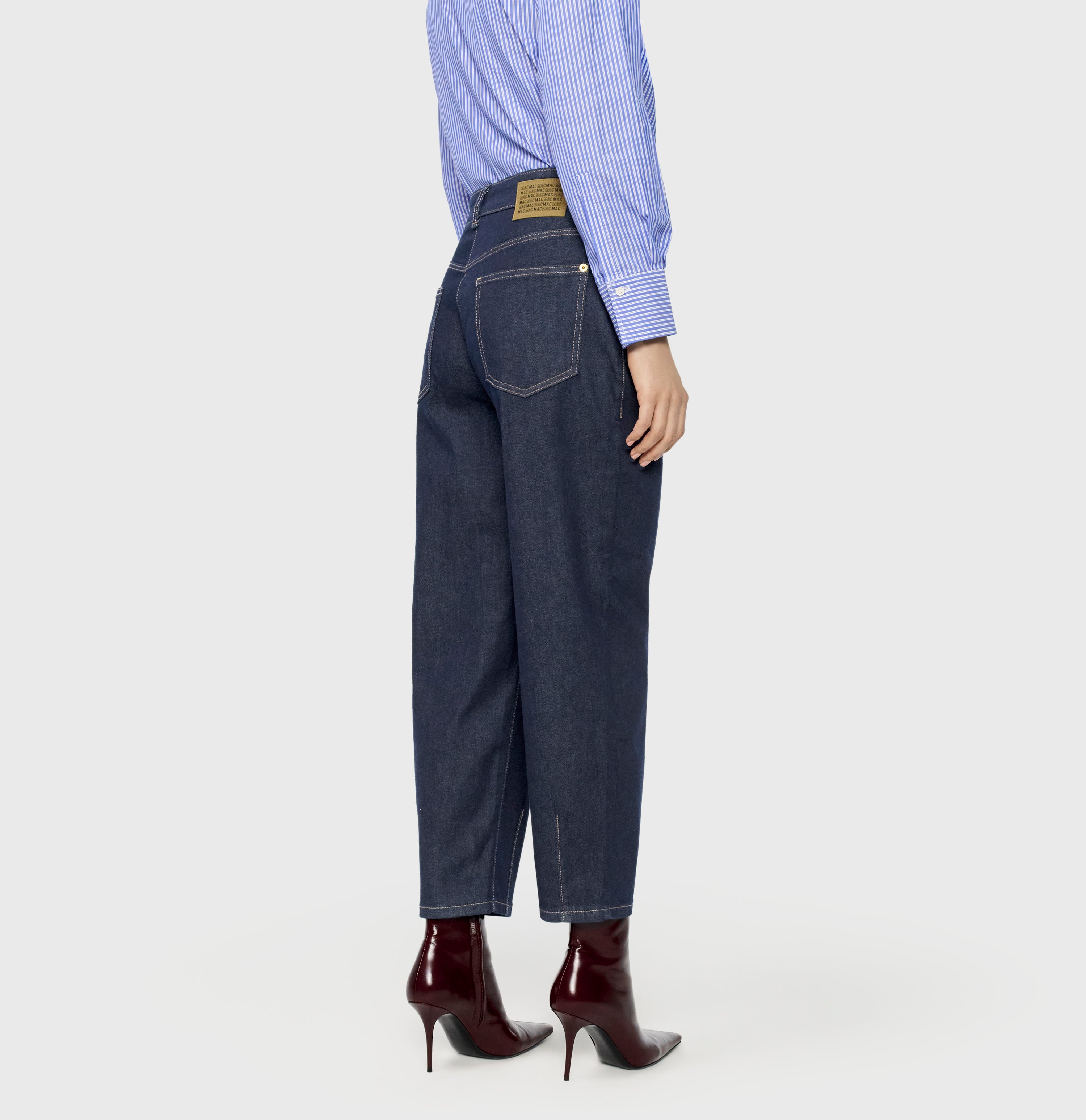 Barrel jeans with modern seam details. | BOBBIE | fashion rinsed | Back view of model