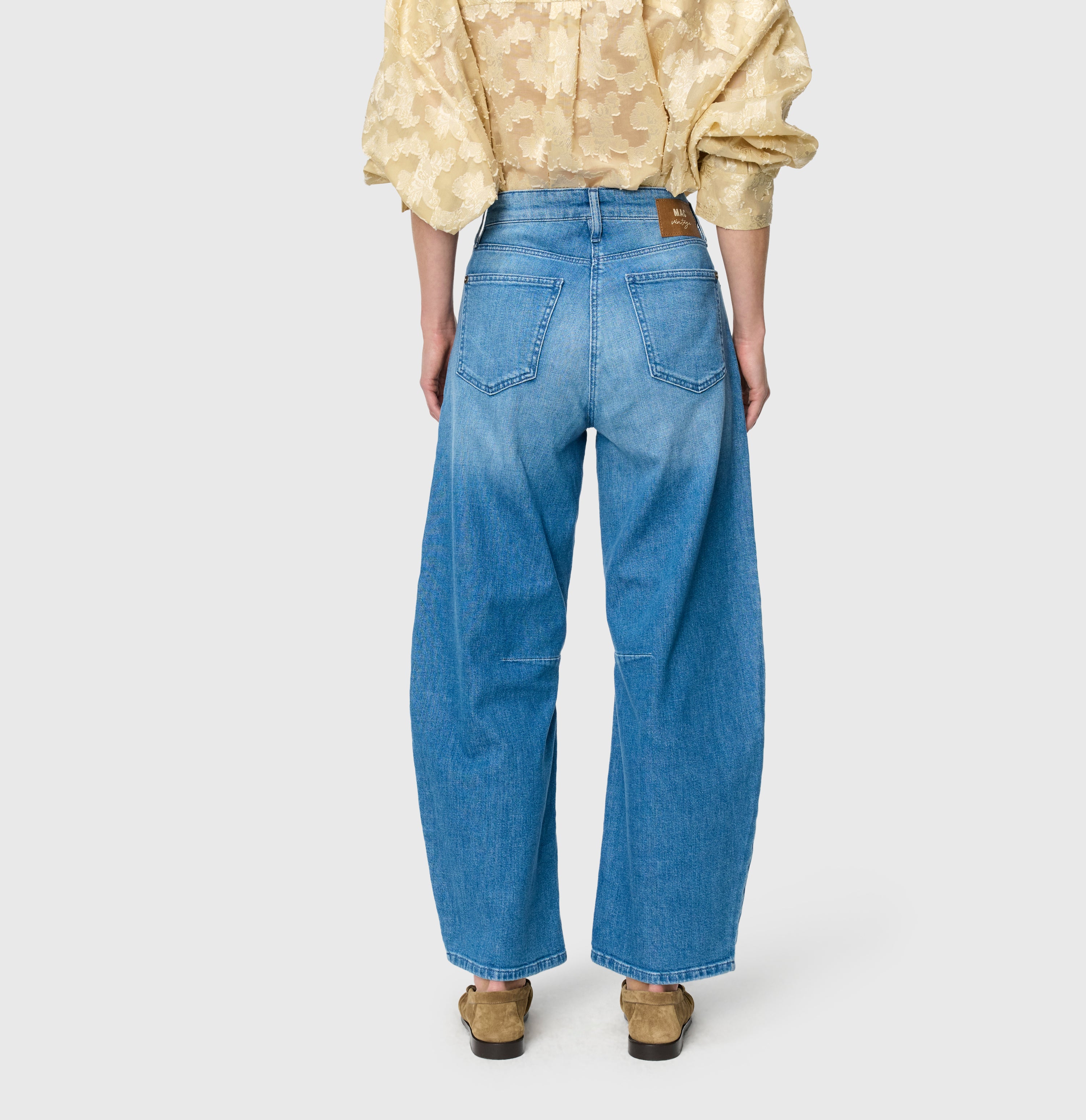 Barrel jeans made of comfort vintage denim. | DAKOTA Barrel | fancy sapphire blue | Back view of model