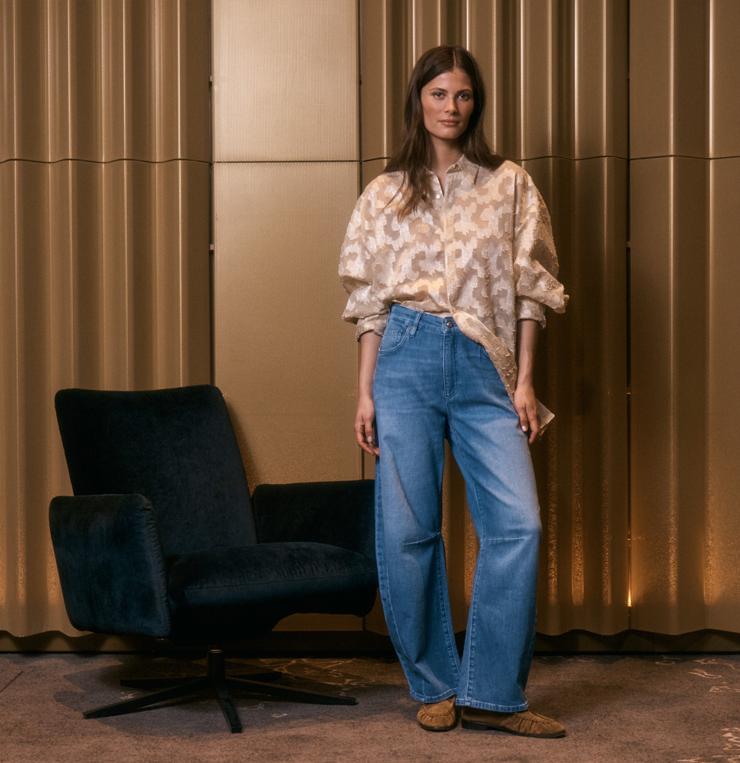 Barrel jeans made of comfort vintage denim. | DAKOTA Barrel | fancy sapphire blue | Campaign image 3