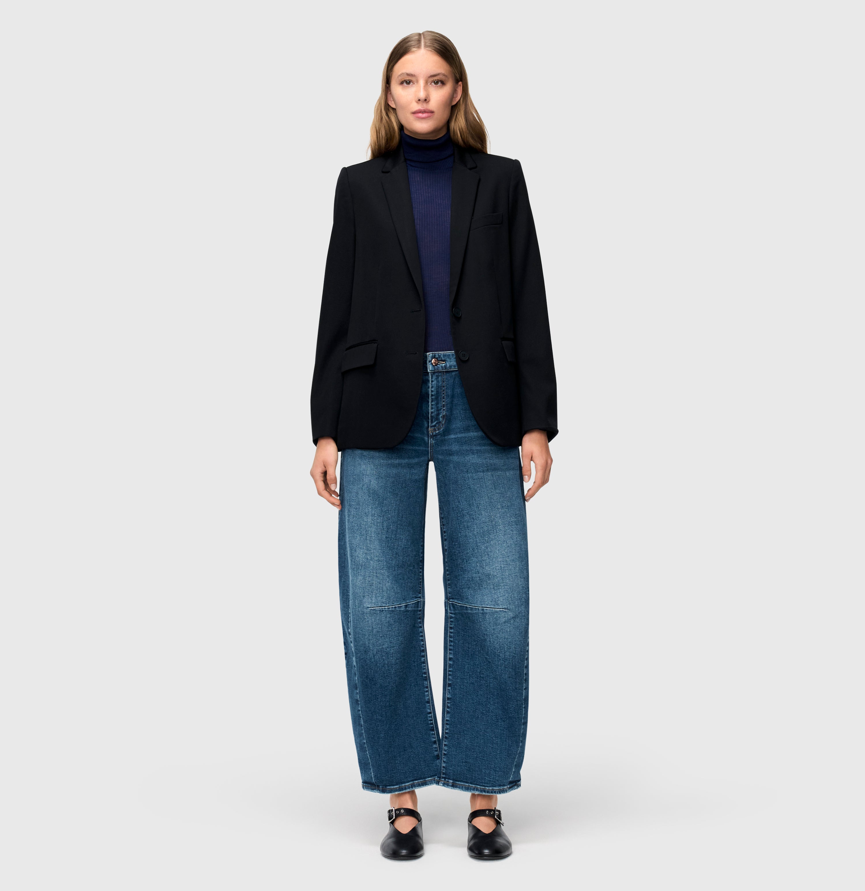 Modern barrel jeans made of comfort stretch denim. | S-NAME | S-FBBZ | Full-body of model