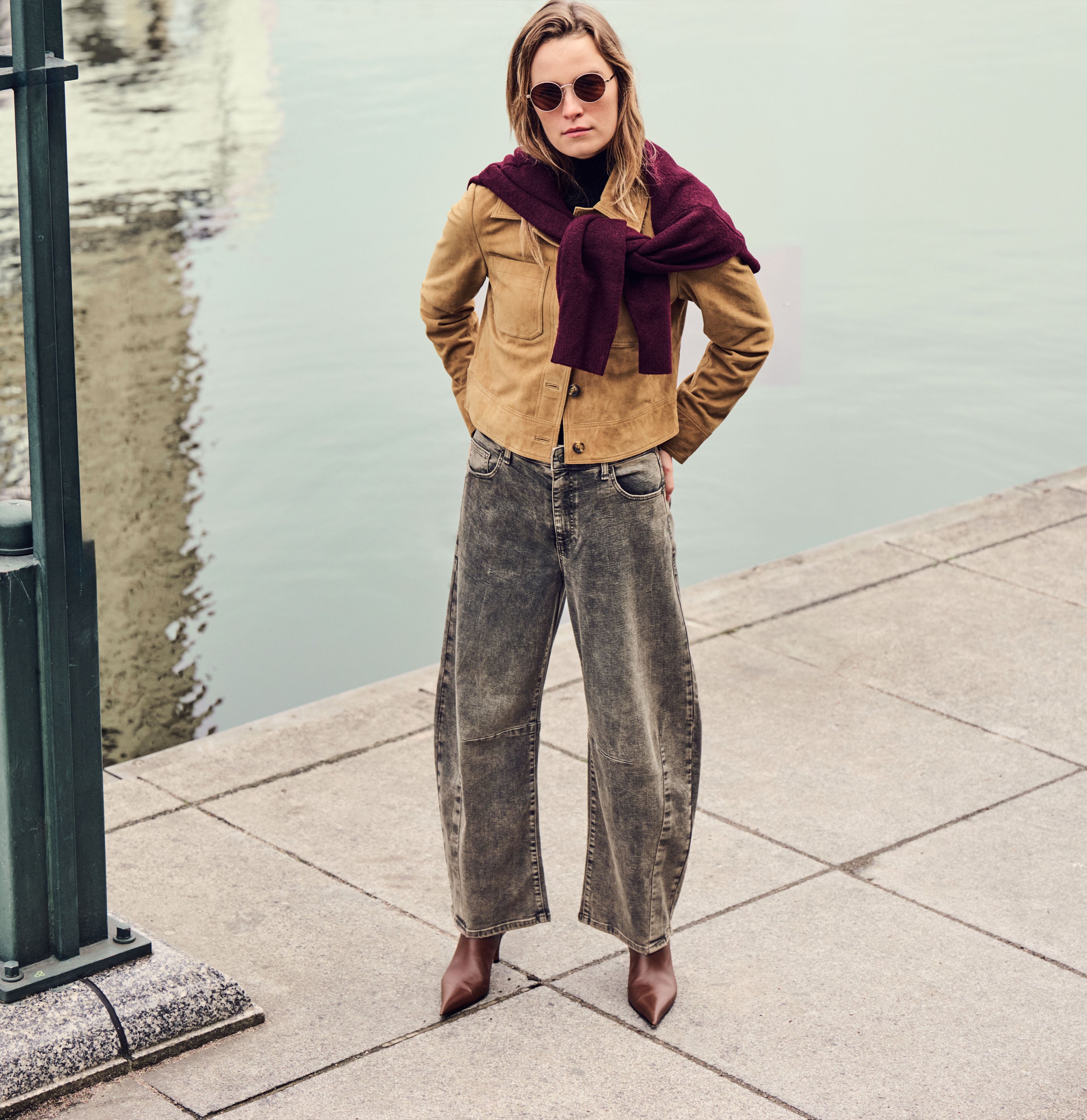 Modern barrel jeans with higher waist. | DAKOTA Barrel | brown crincle wash | Campaign image 3