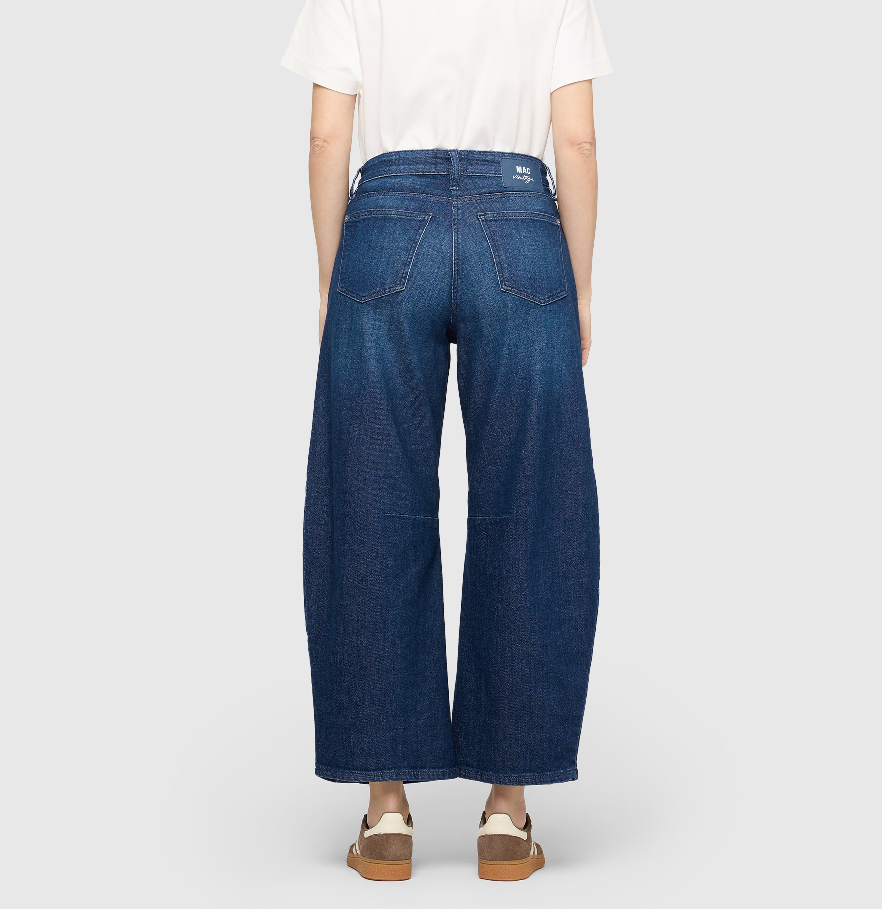 Modern barrel jeans with higher waist. | DAKOTA Barrel | blue mended wash | Back view of model