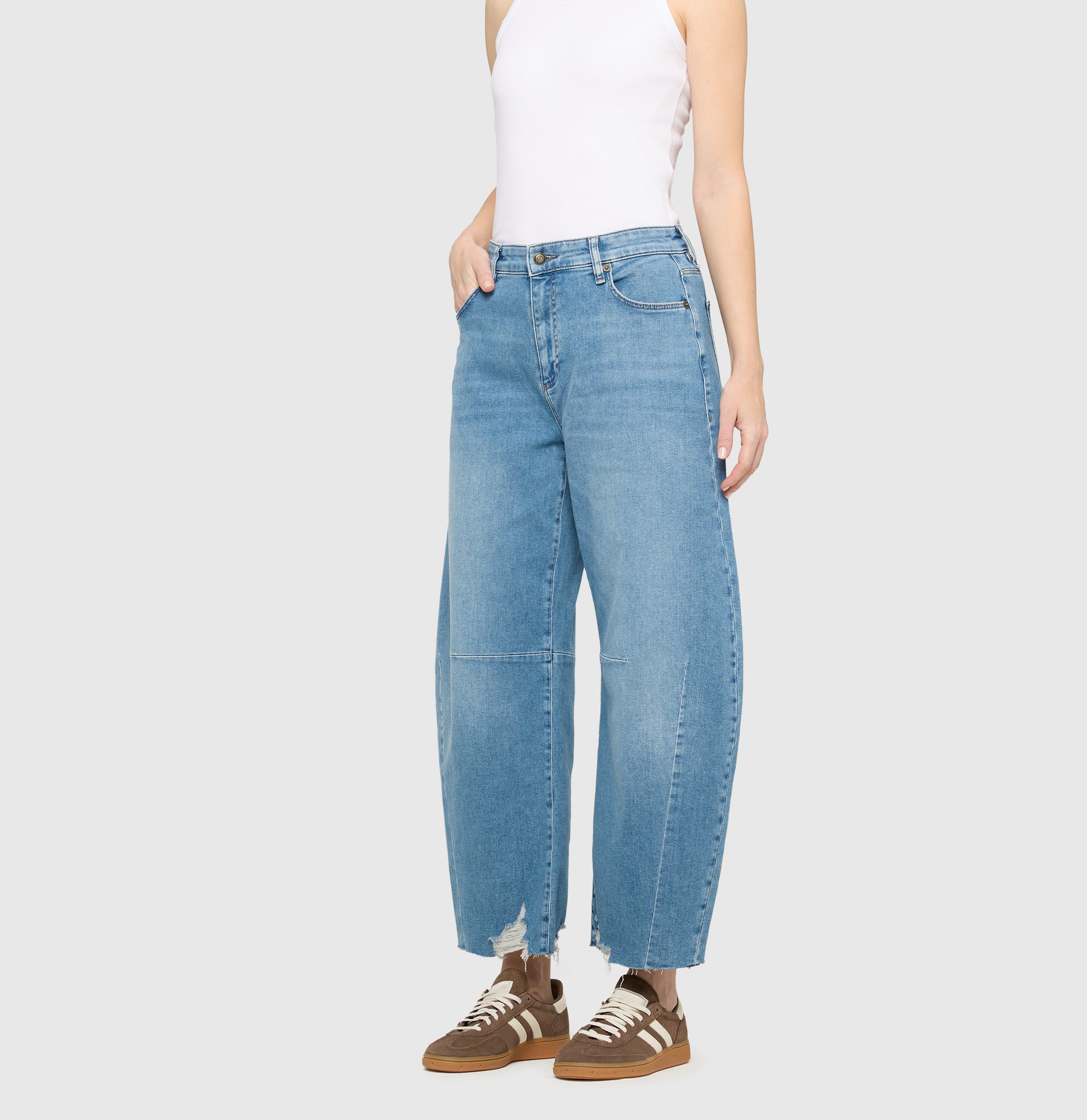 Barrel jeans with high waist. | DAKOTA fringe | destroyed lake blue | Front view of model