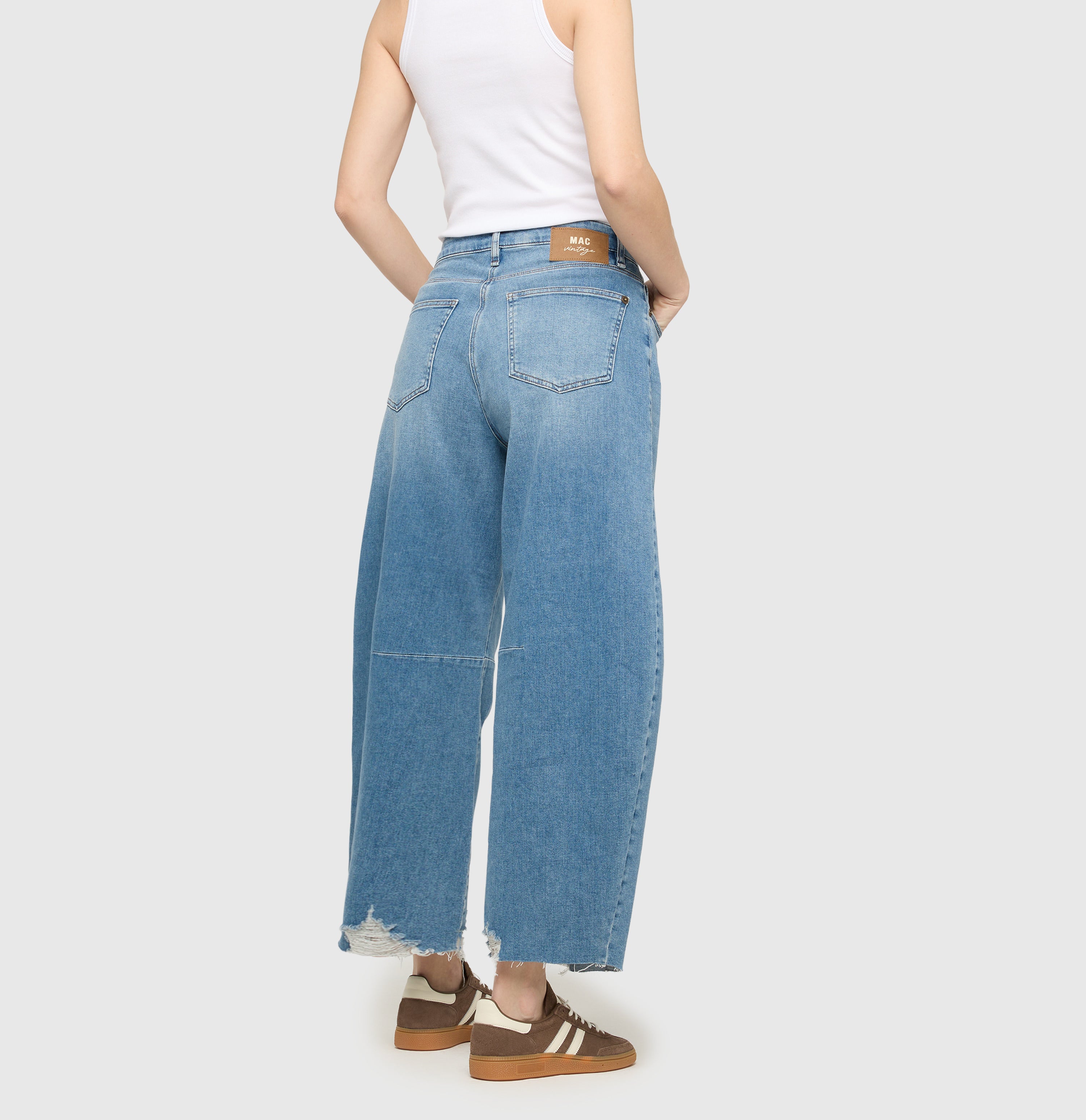 Barrel jeans with high waist. | DAKOTA fringe | destroyed lake blue | Back view of model