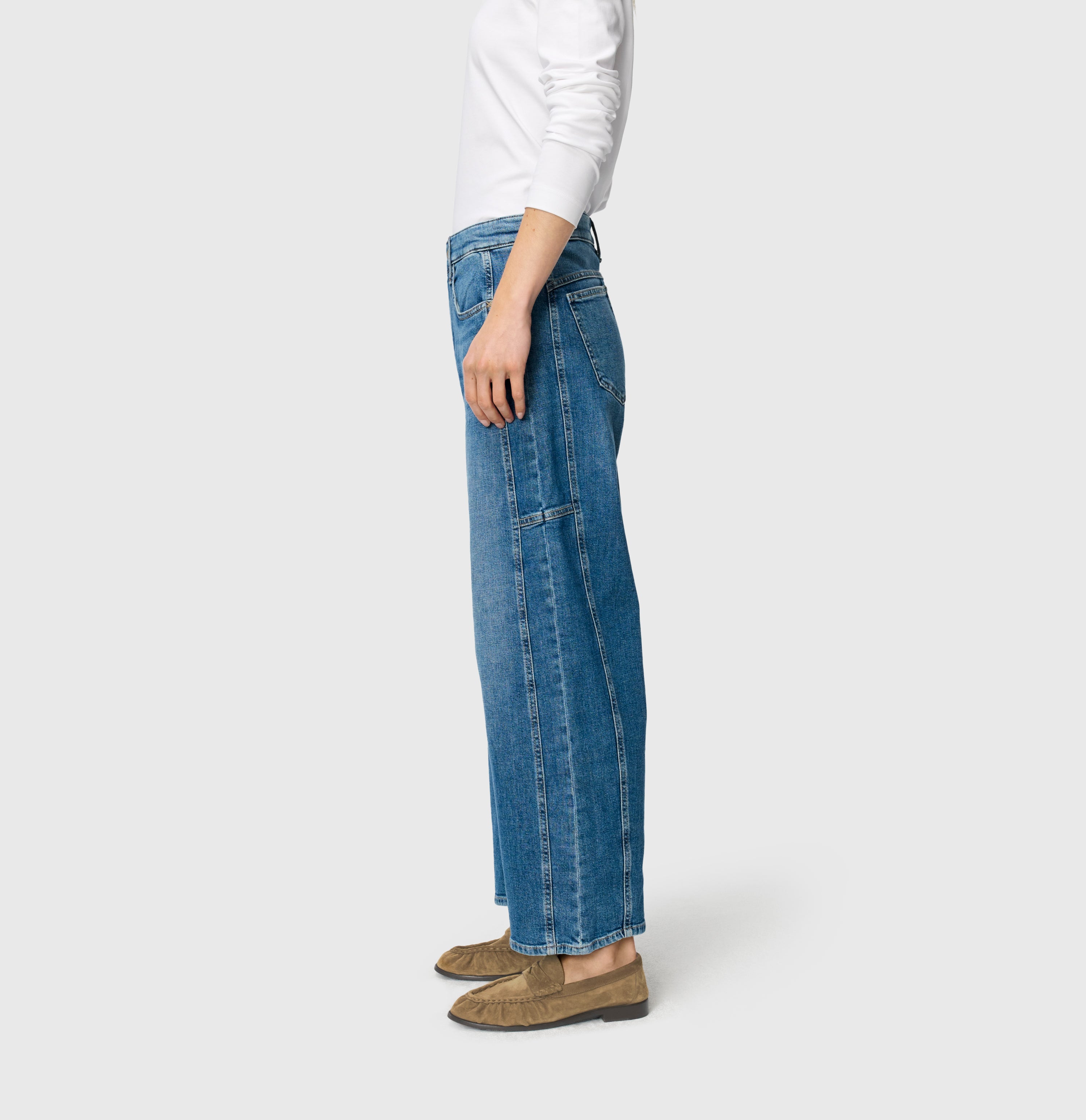Loose fit made from comfort vintage denim. | OHIO Barrel | mid blue use wash | Side view of model