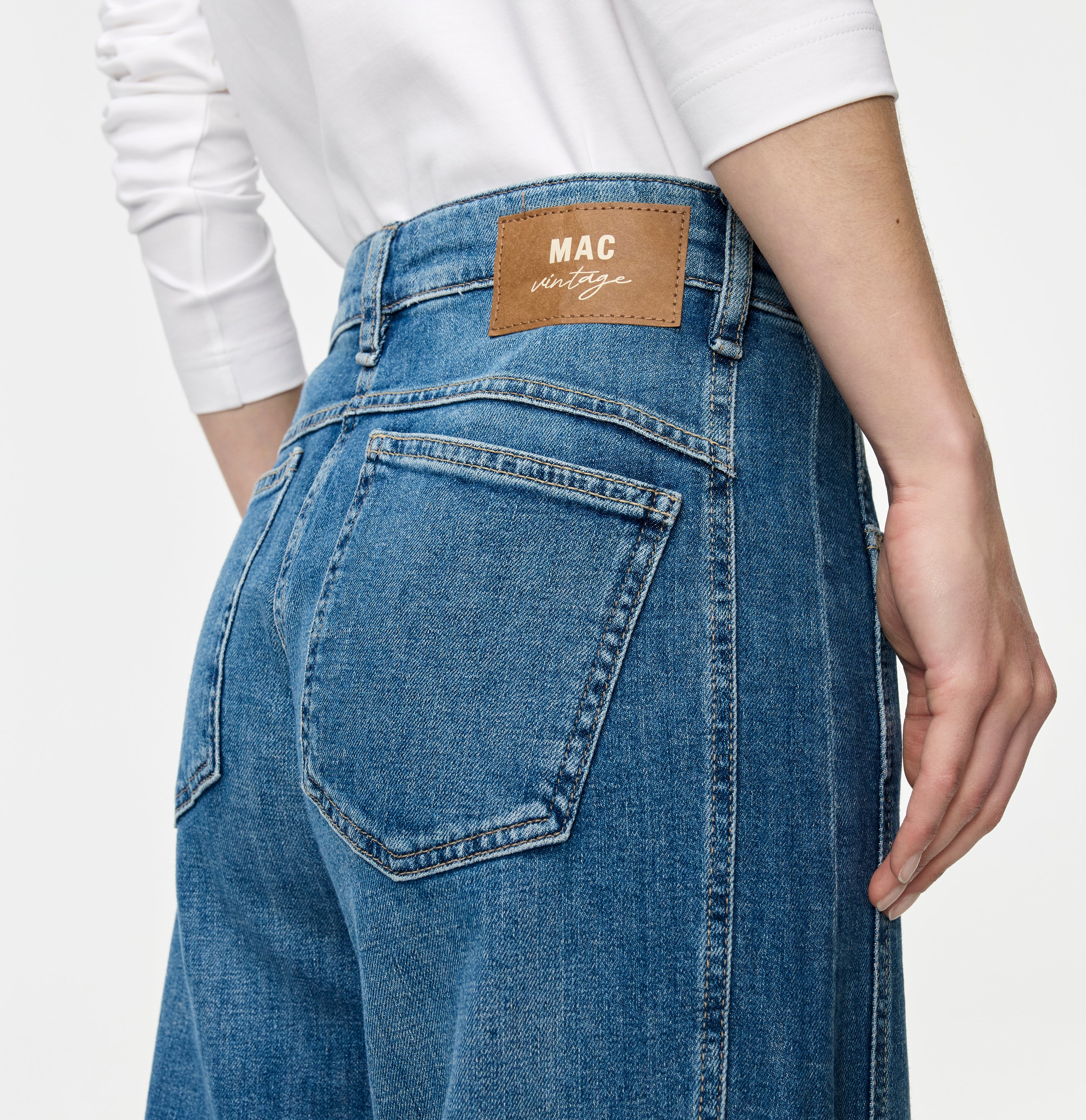Loose fit made from comfort vintage denim. | OHIO Barrel | mid blue use wash | Detailed view 2 of model