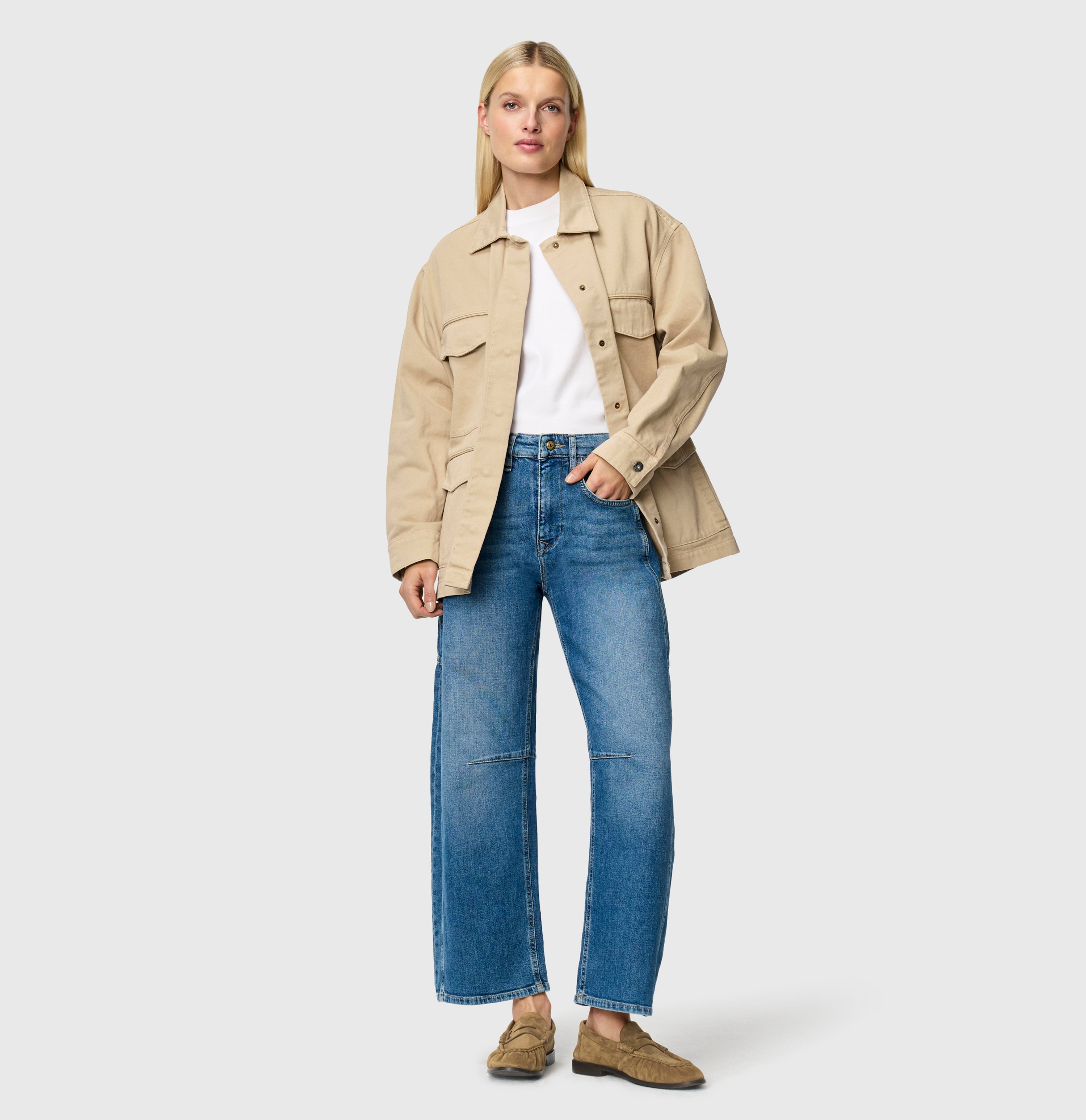 Casual barrel jeans with a vintage look. | OHIO Barrel | mid blue use wash | Full-body of model