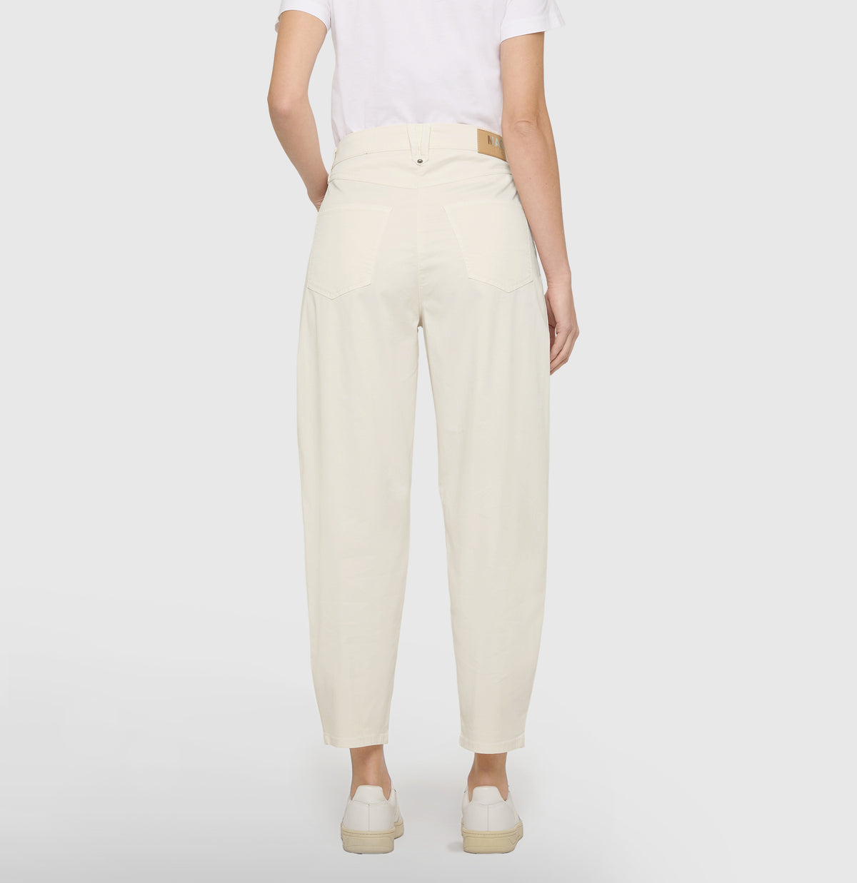 Barrel trousers with modern zip detail. | BORA 2.3 zip | antique white PPT | Back view of model