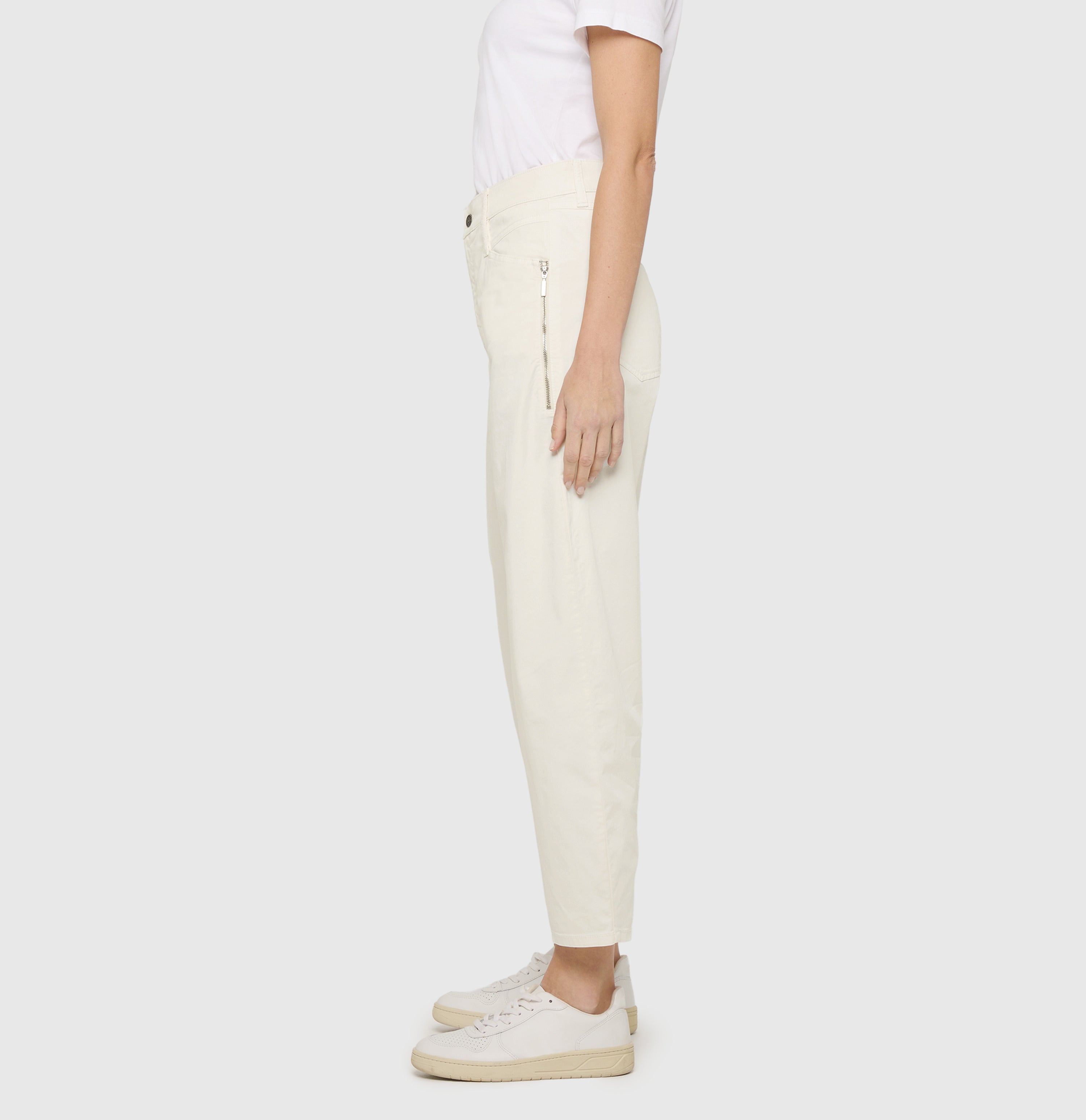 Barrel trousers with modern zip detail. | BORA 2.3 zip | antique white PPT | Side view of model