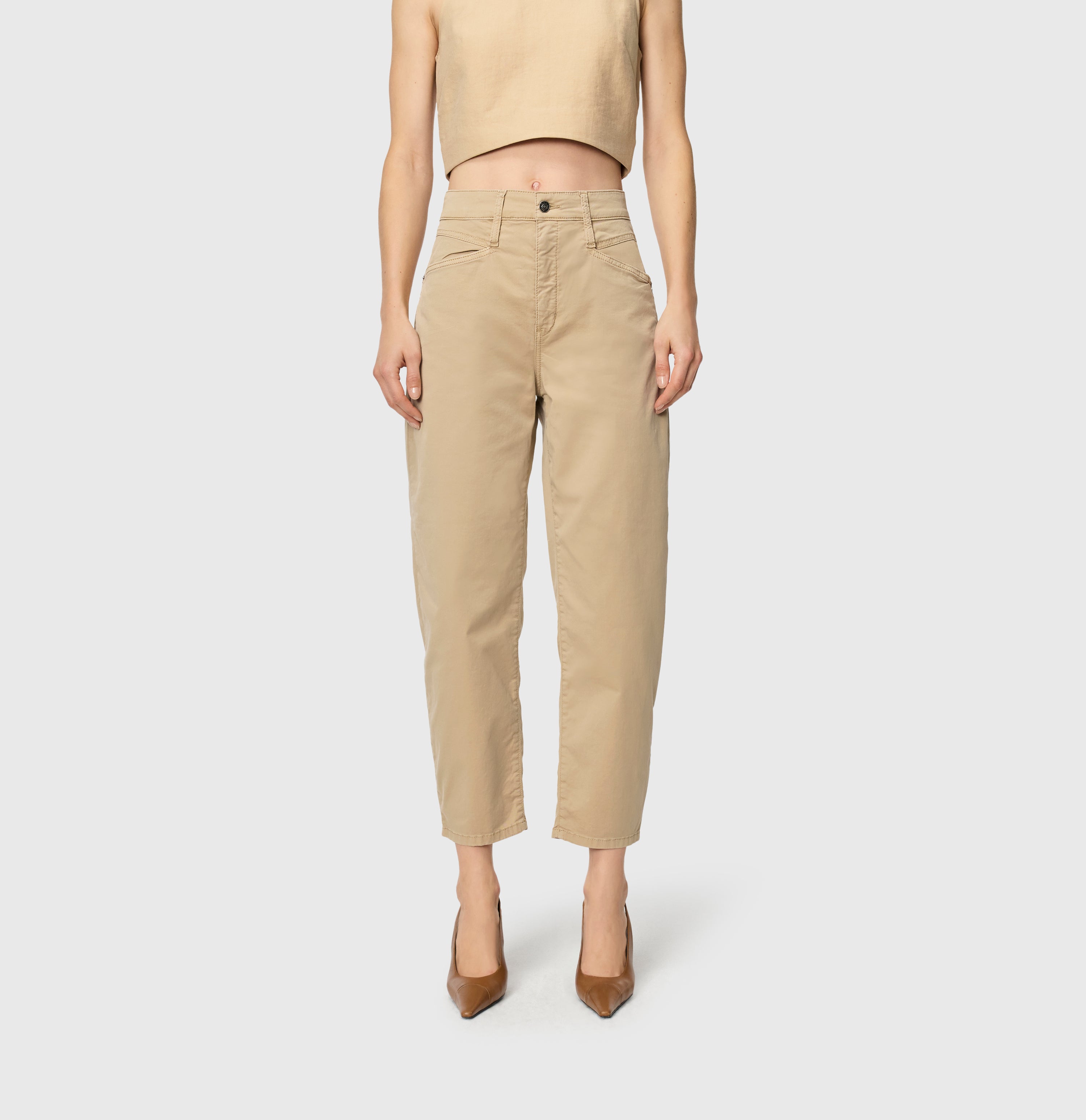Barrel trousers with modern zip detail. | BORA 2.3 zip | golden terra antique | Front view of model