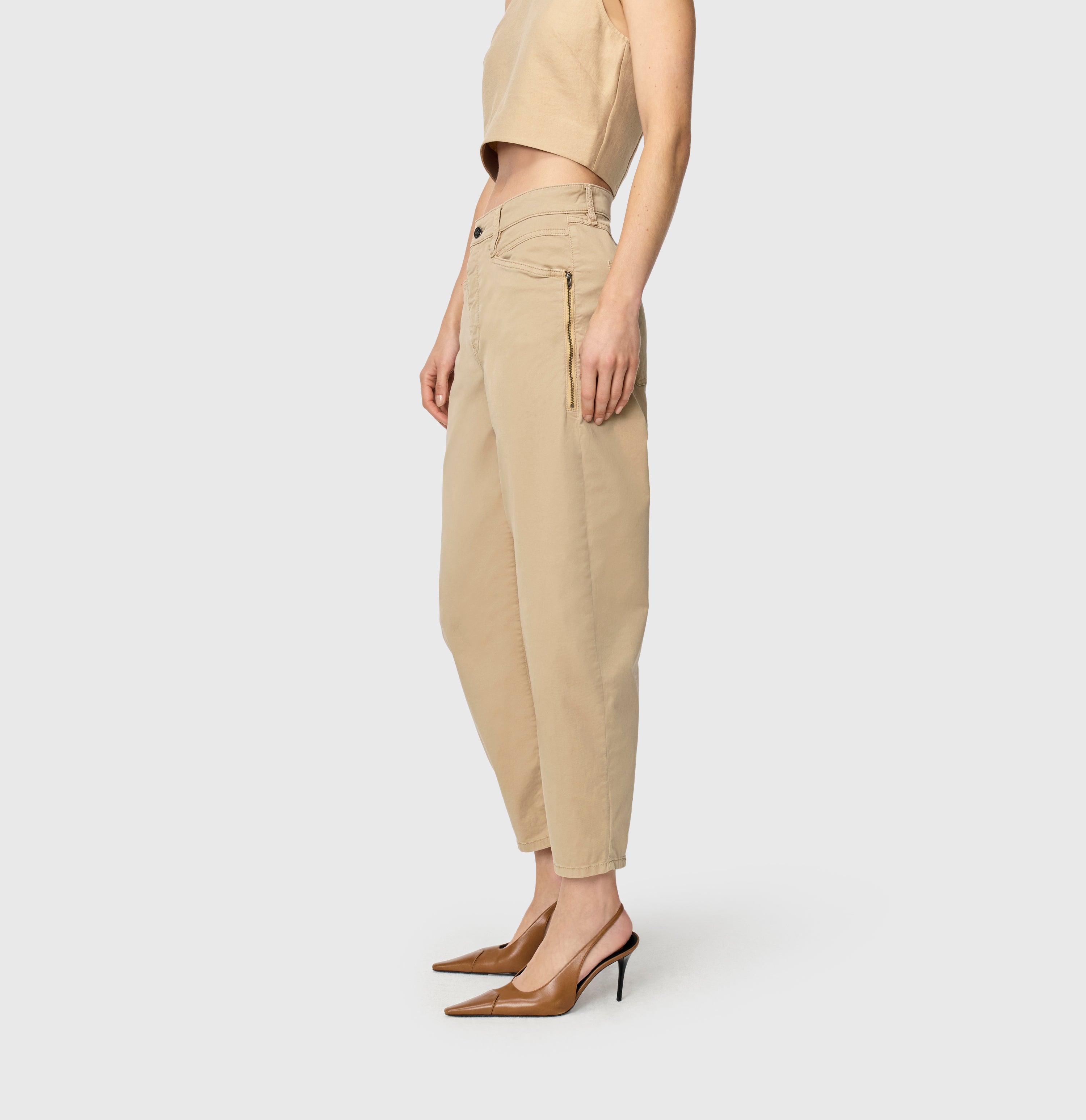 Barrel trousers with modern zip detail. | BORA 2.3 zip | golden terra antique | Side view of model