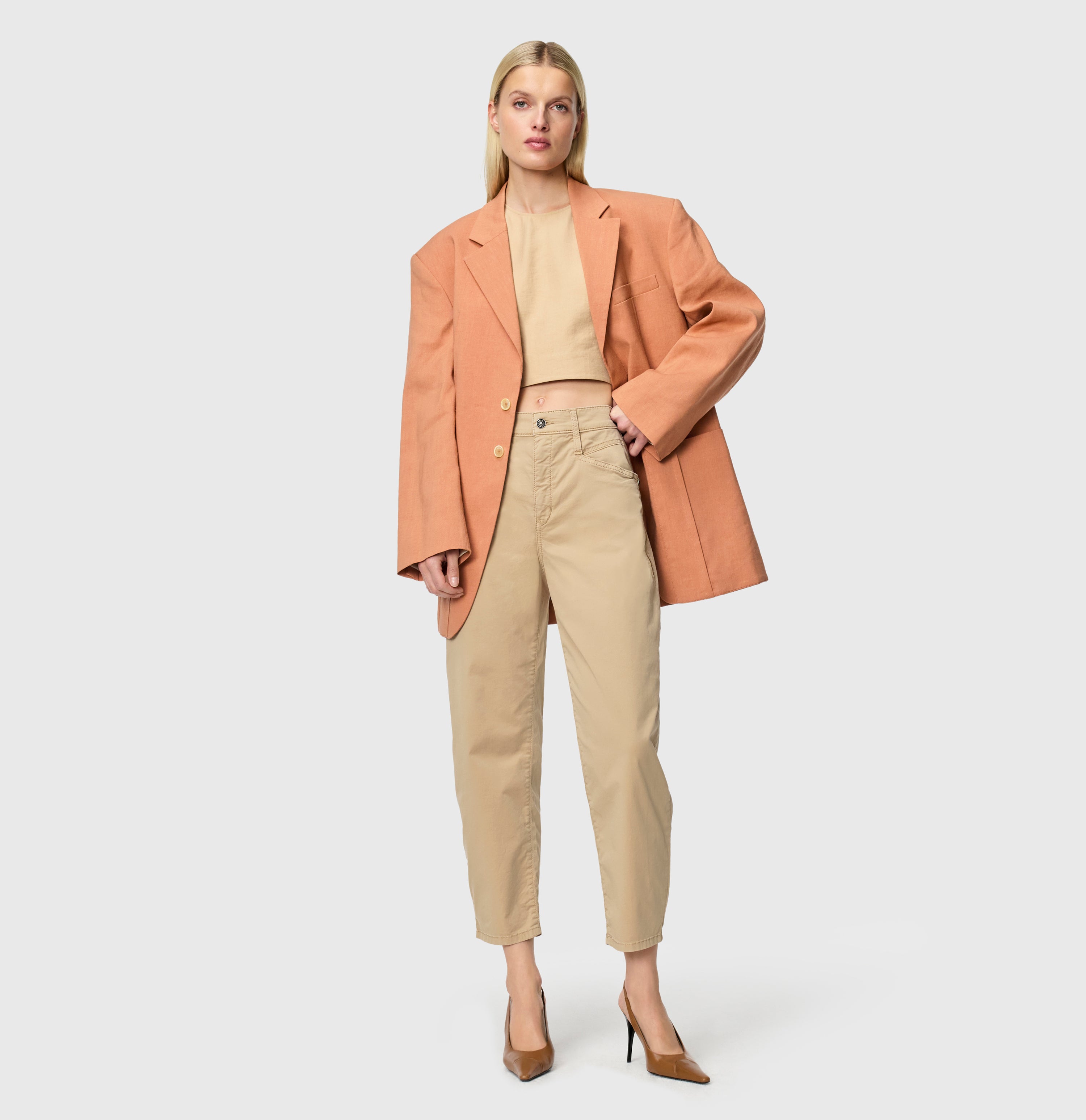 Barrel trousers with modern zip detail. | BORA 2.3 zip | golden terra antique | Full-body of model