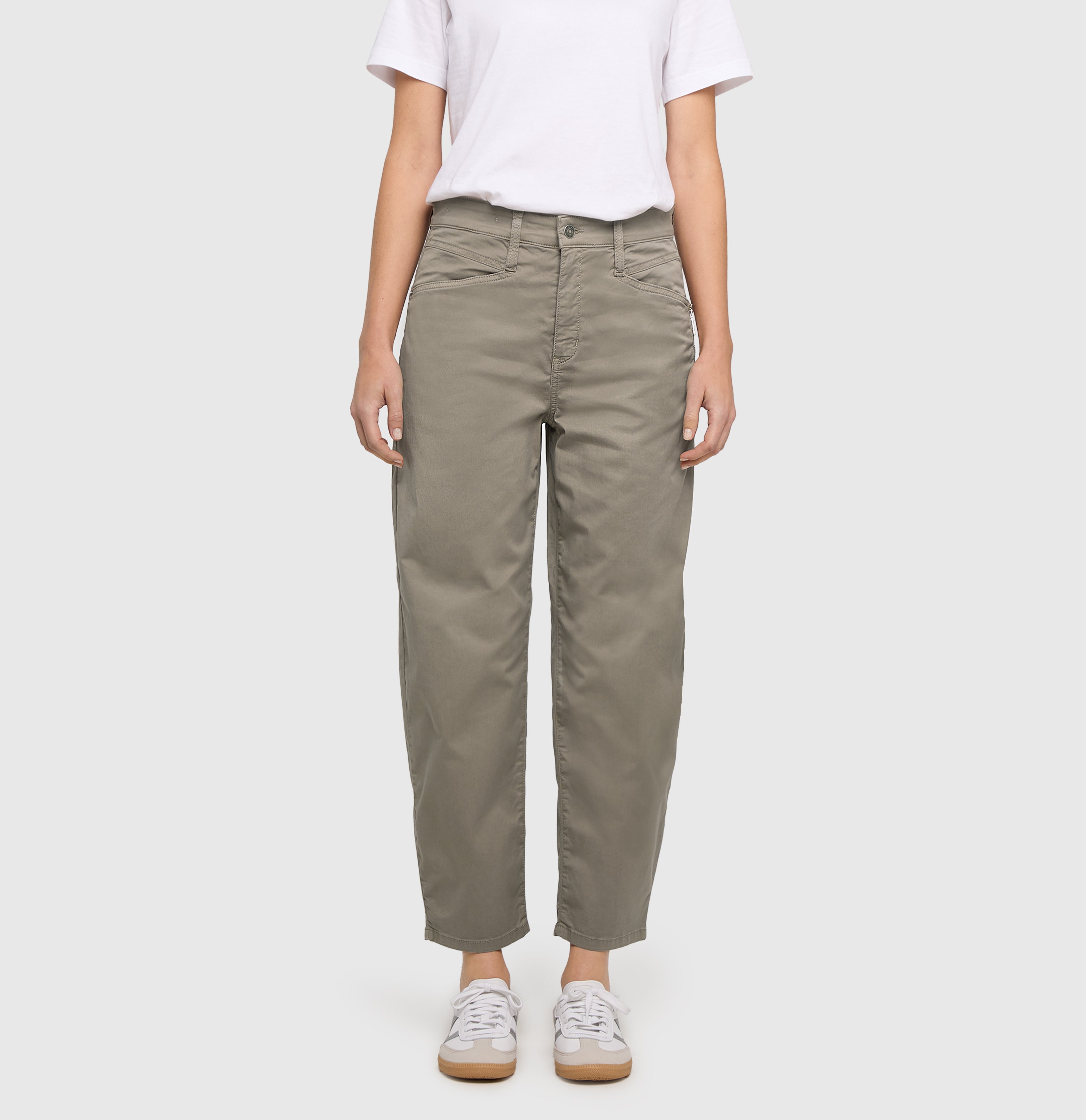 Barrel trousers with modern zip detail. | BORA 2.3 zip | mat green antique | Front view of model