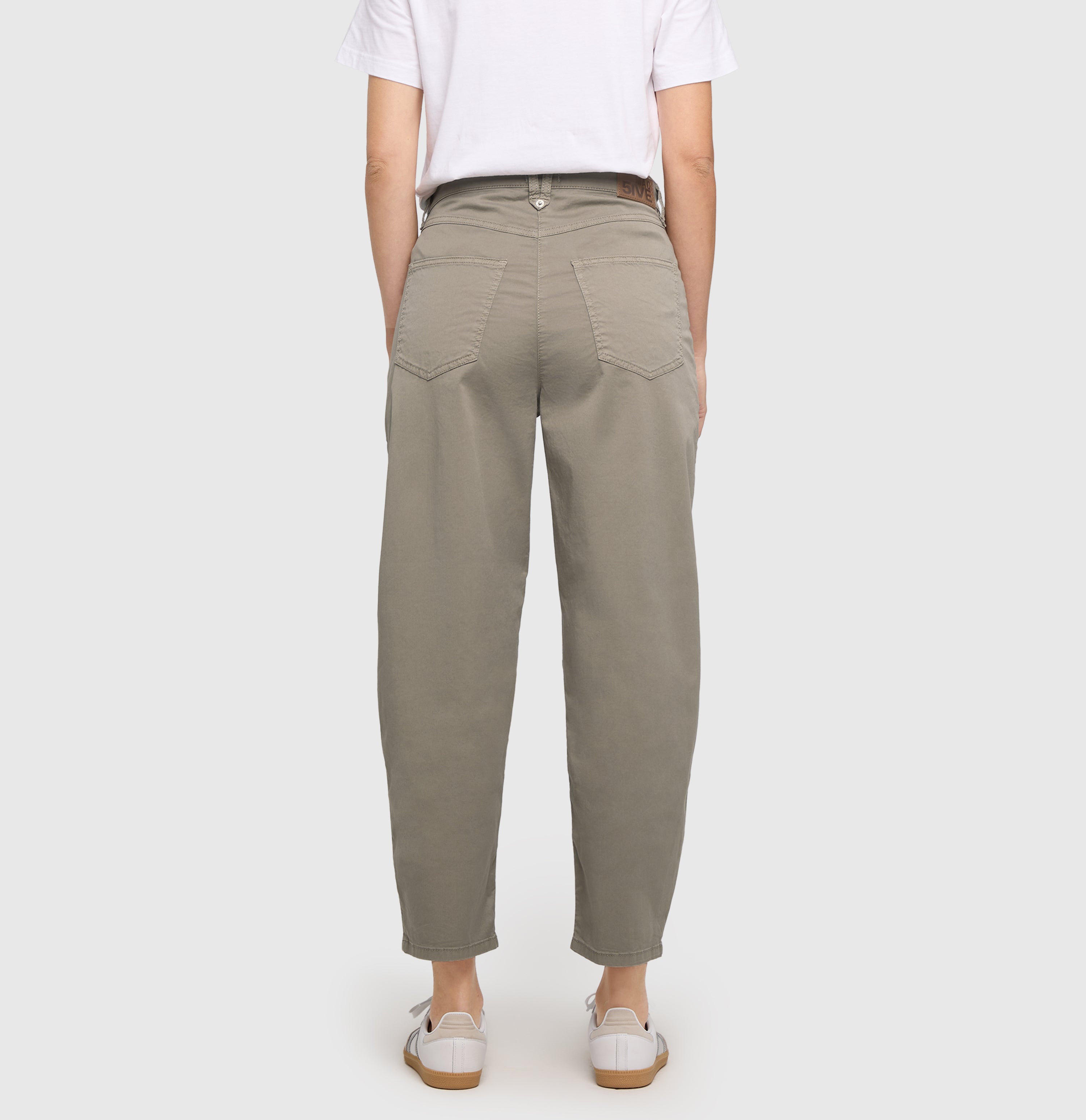 Barrel trousers with modern zip detail. | BORA 2.3 zip | mat green antique | Back view of model