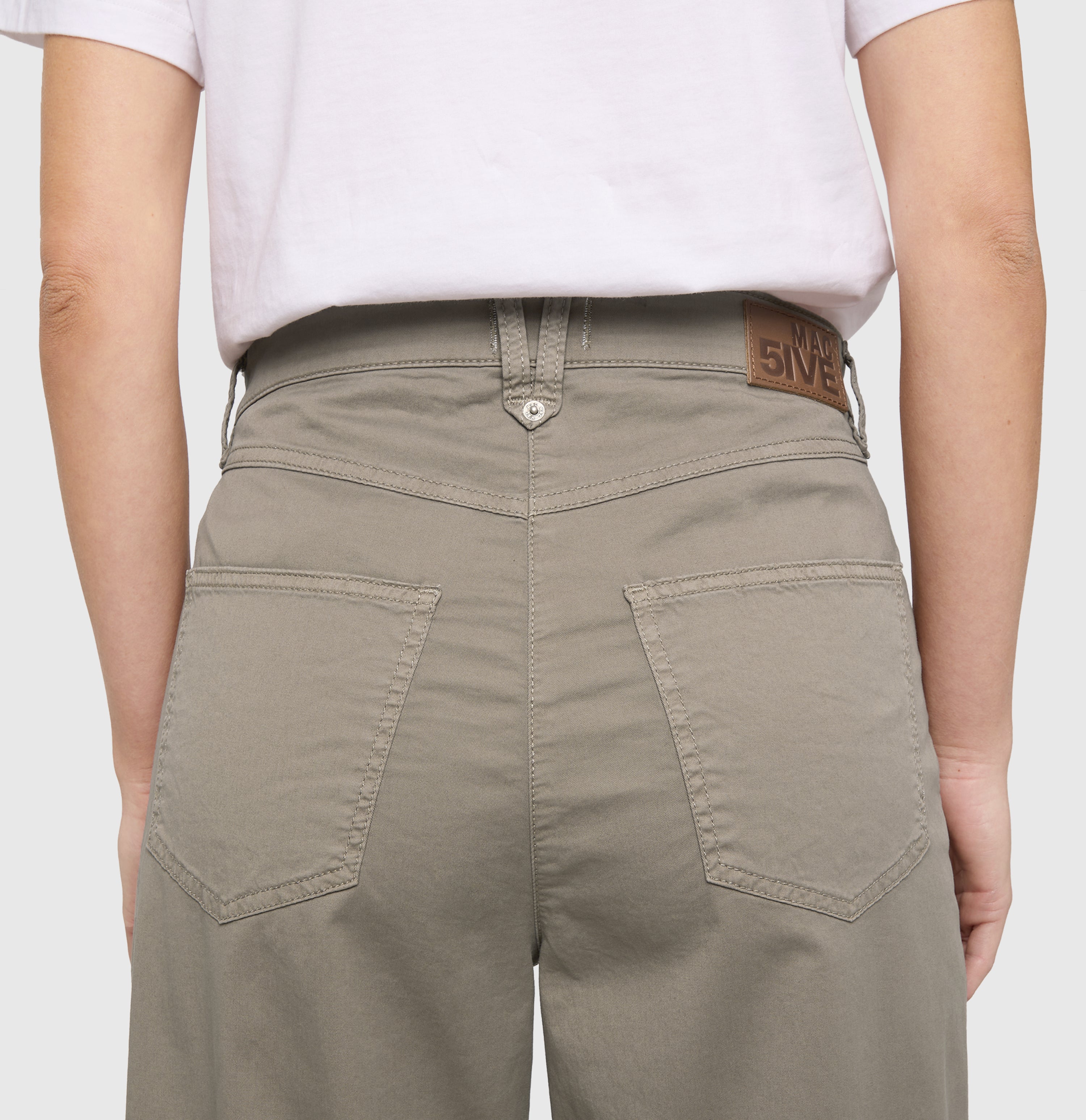 Barrel trousers with modern zip detail. | BORA 2.3 zip | mat green antique | Detailed view 2 of model