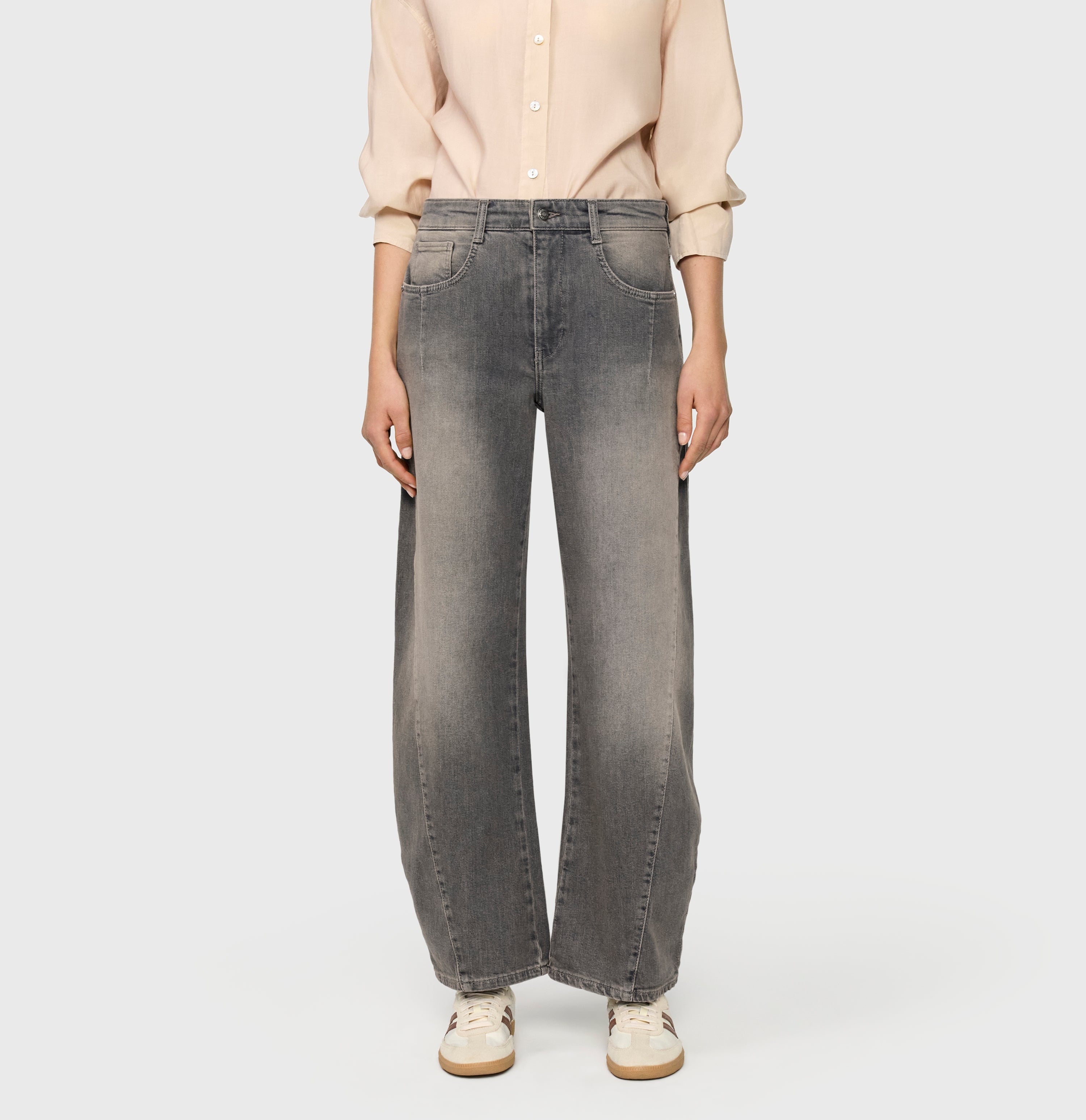 Barrel jeans with a vintage wash. | COLORADO Barrel | brown grey used | Front view of model