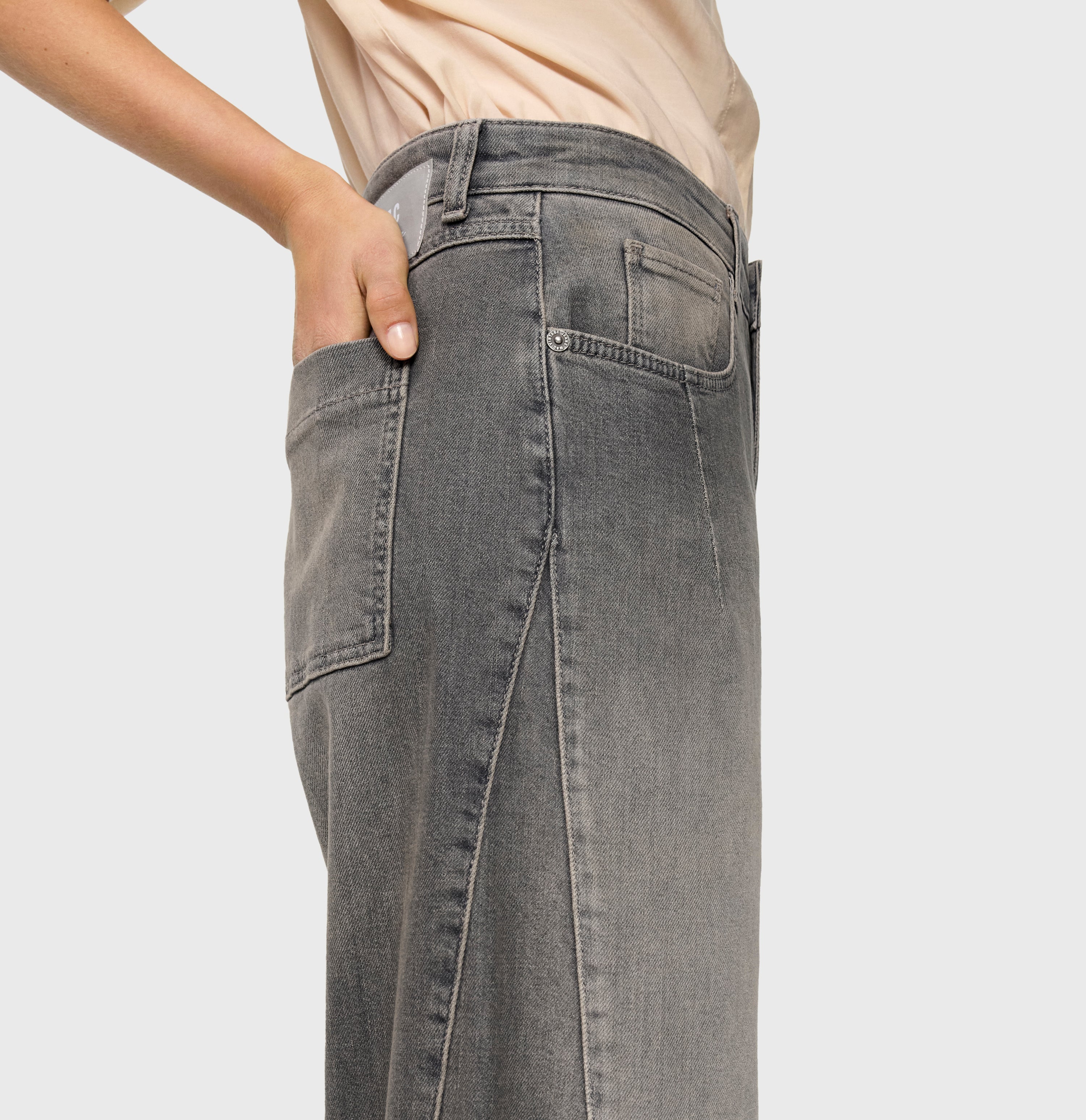 Barrel jeans with a vintage wash. | COLORADO Barrel | brown grey used | Detailed view 2 of model