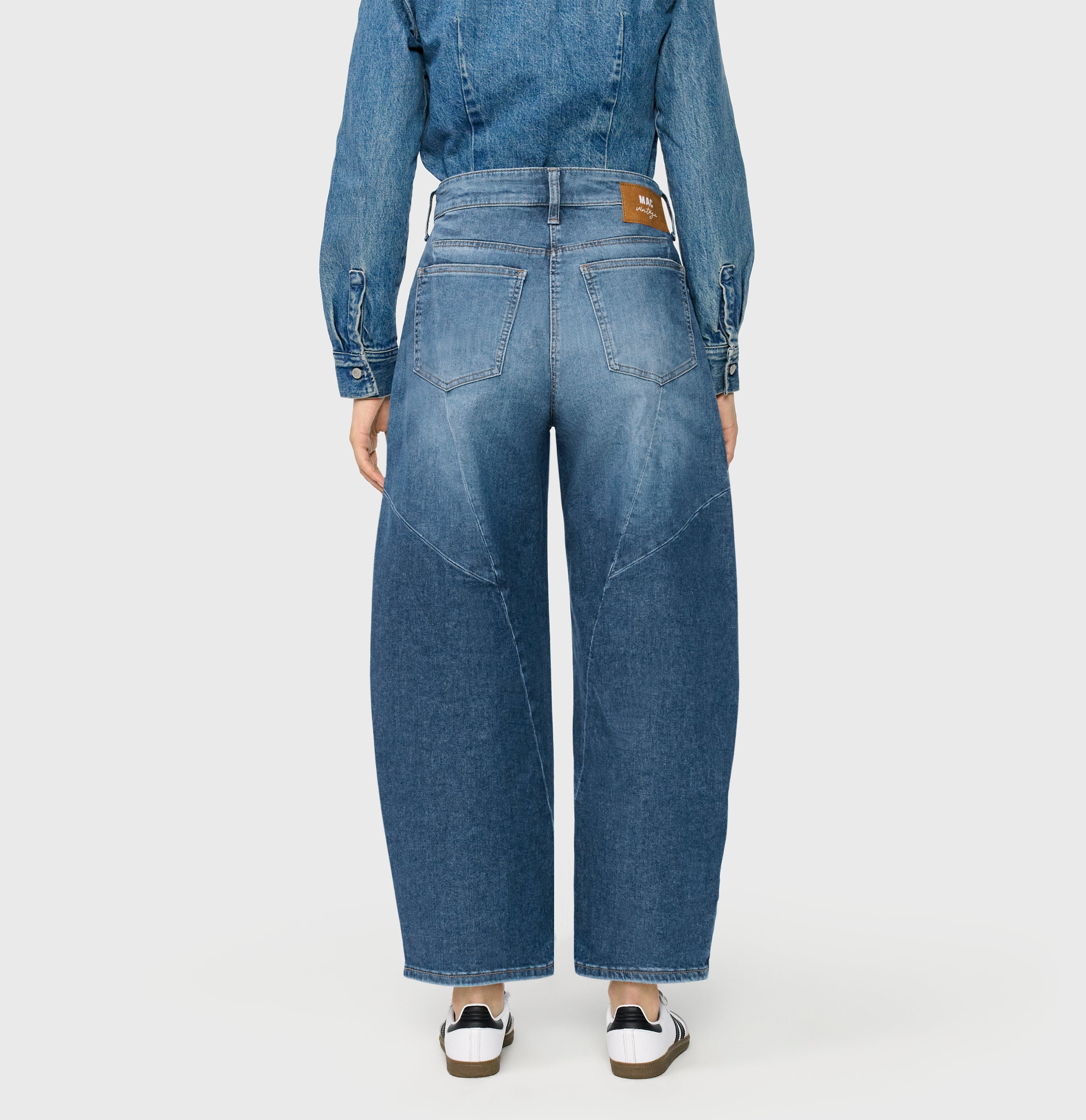 Vintage barrel jeans with seam details. | DAKOTA Barrel seam | fashion blue used | Back view of model