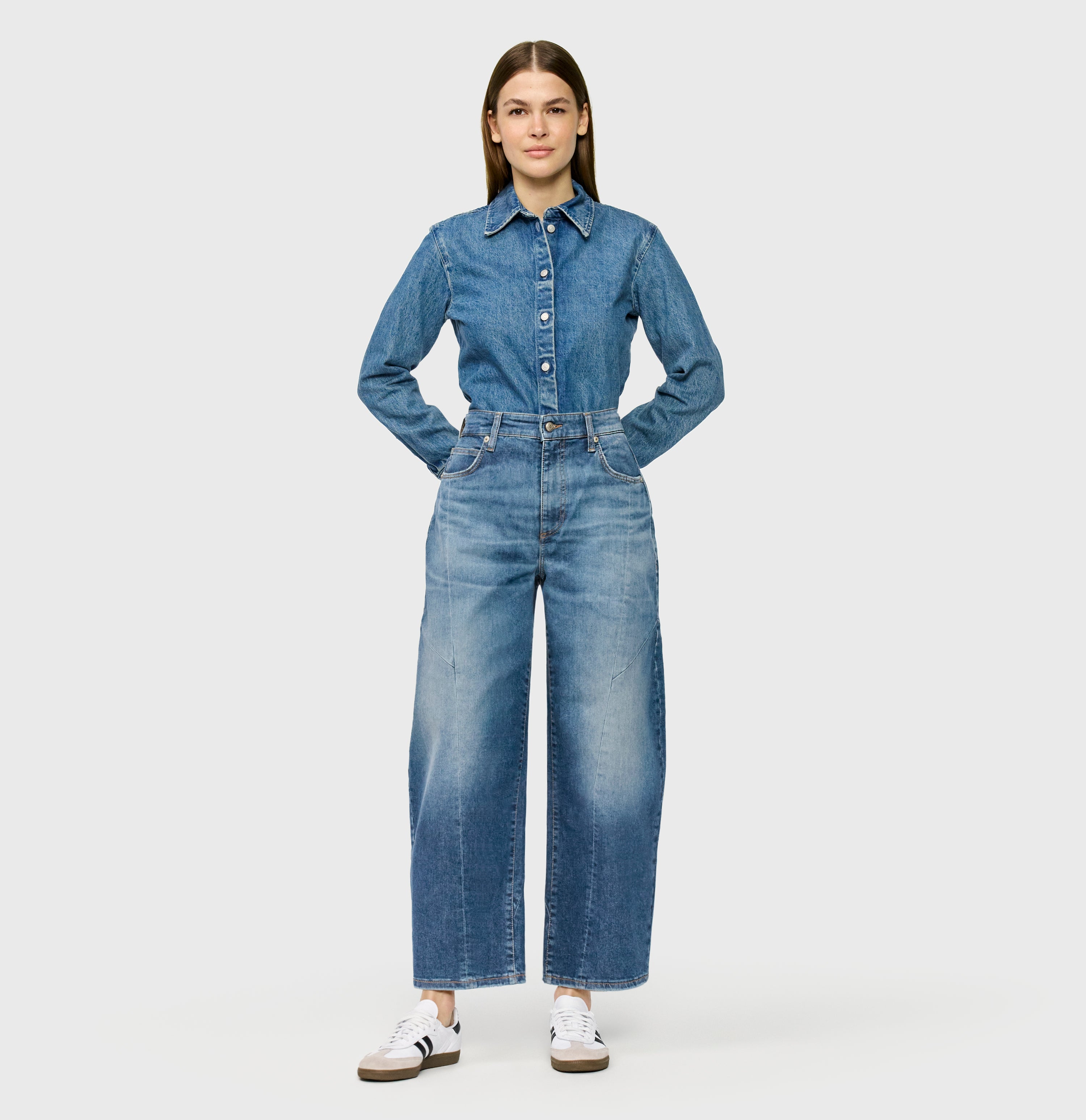 Vintage barrel jeans with seam details. | DAKOTA Barrel seam | fashion blue used | Full-body of model