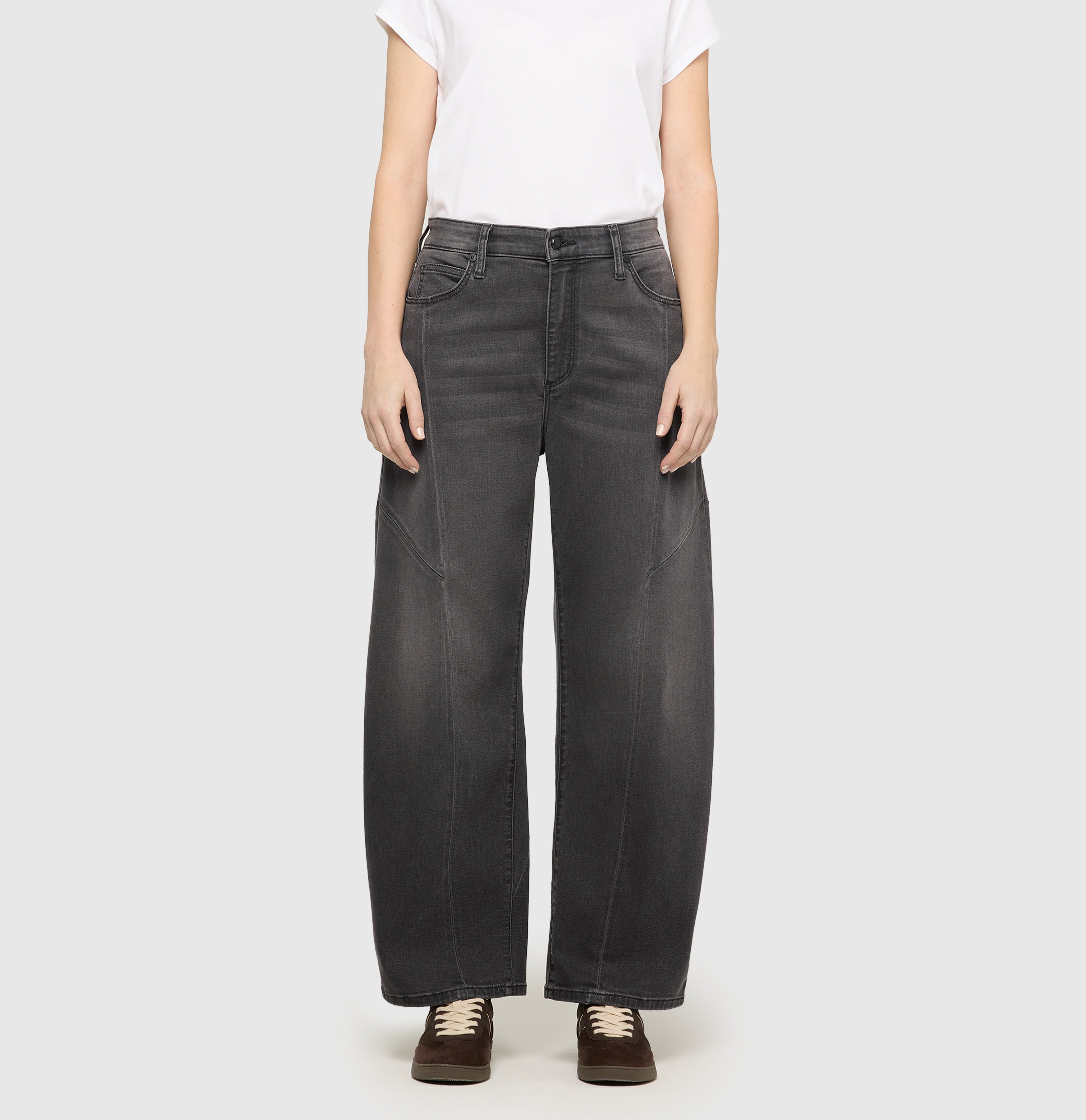 Vintage barrel jeans with seam details. | DAKOTA Barrel seam | high fashion anthra wash | Front view of model