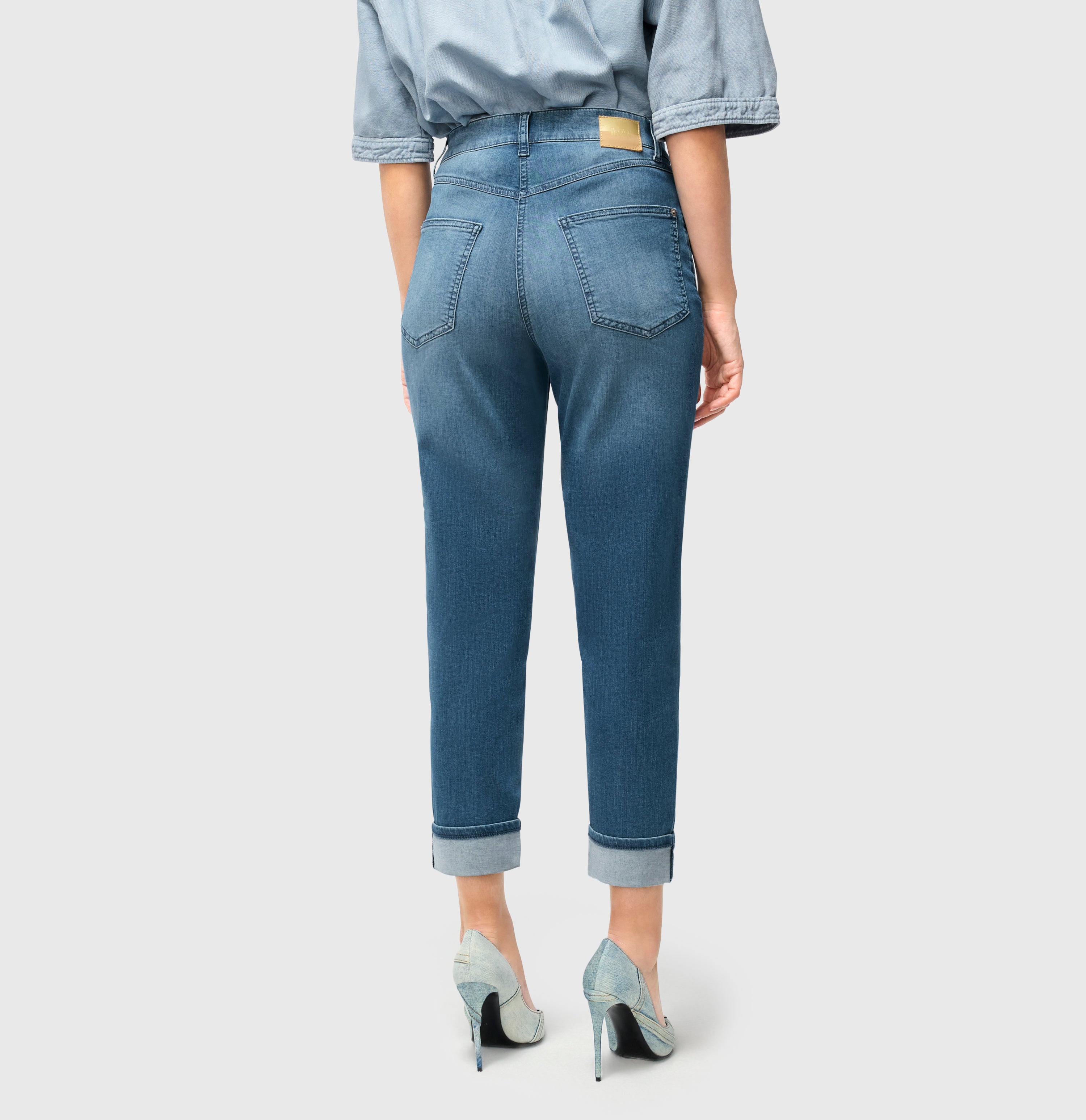 Feminine fit with high waist. Made of lightweight denim. | CAROL | summer mid blue | Back view of model
