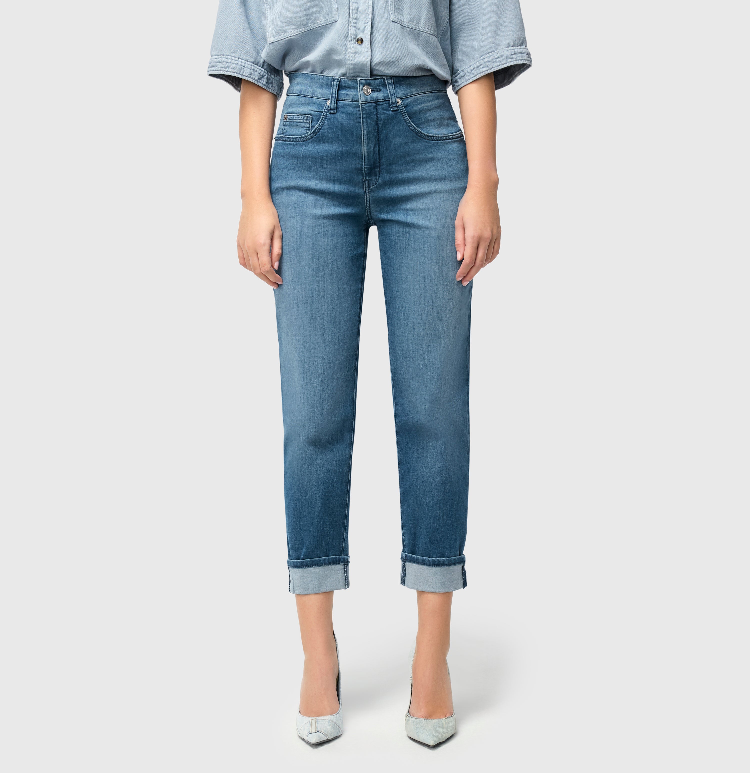 Feminine fit with high waist. Made of lightweight denim. | CAROL | summer mid blue | Side view of model