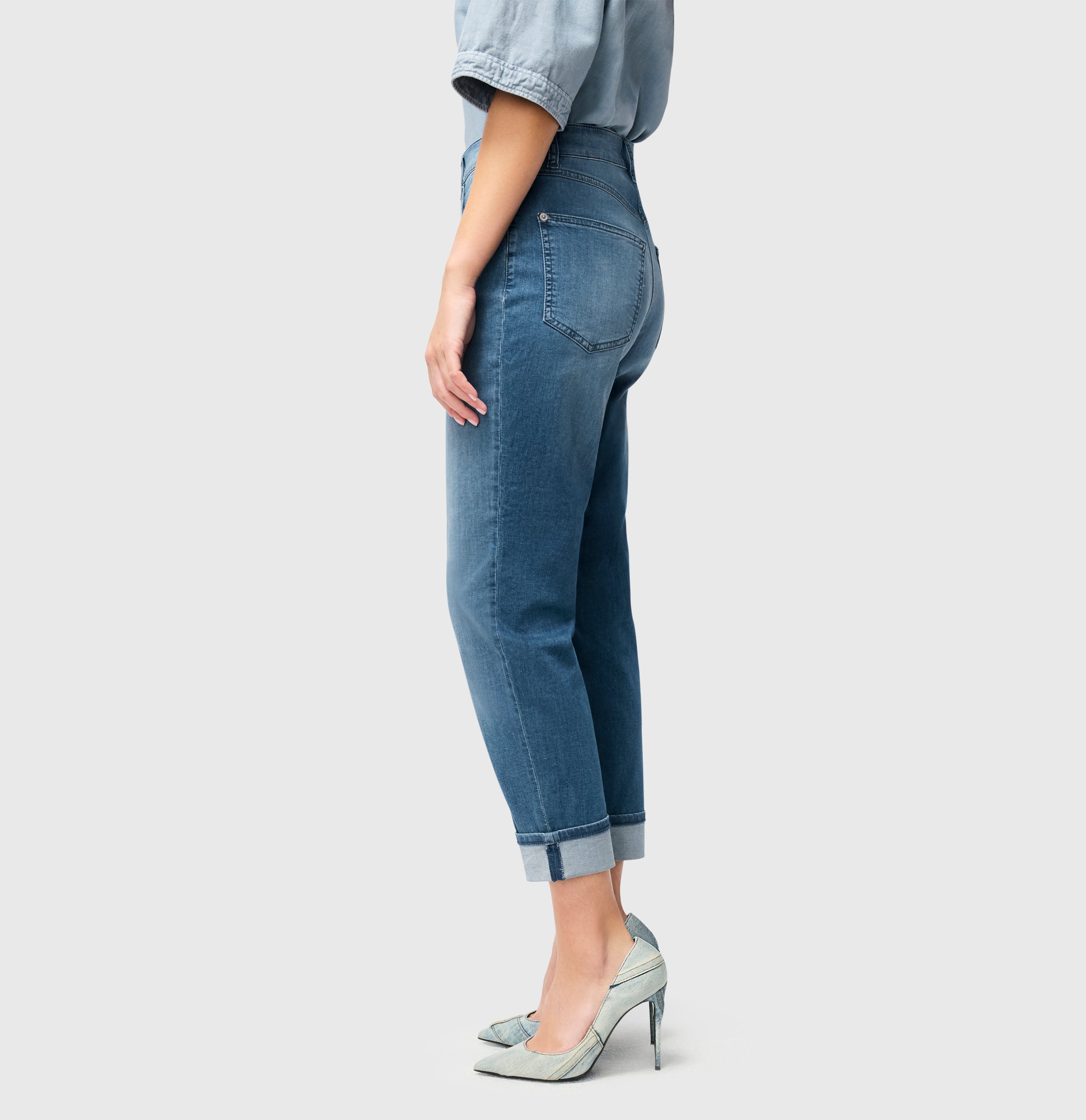 Feminine fit with high waist. Made of lightweight denim. | CAROL | summer mid blue | Detailed view 2 of model