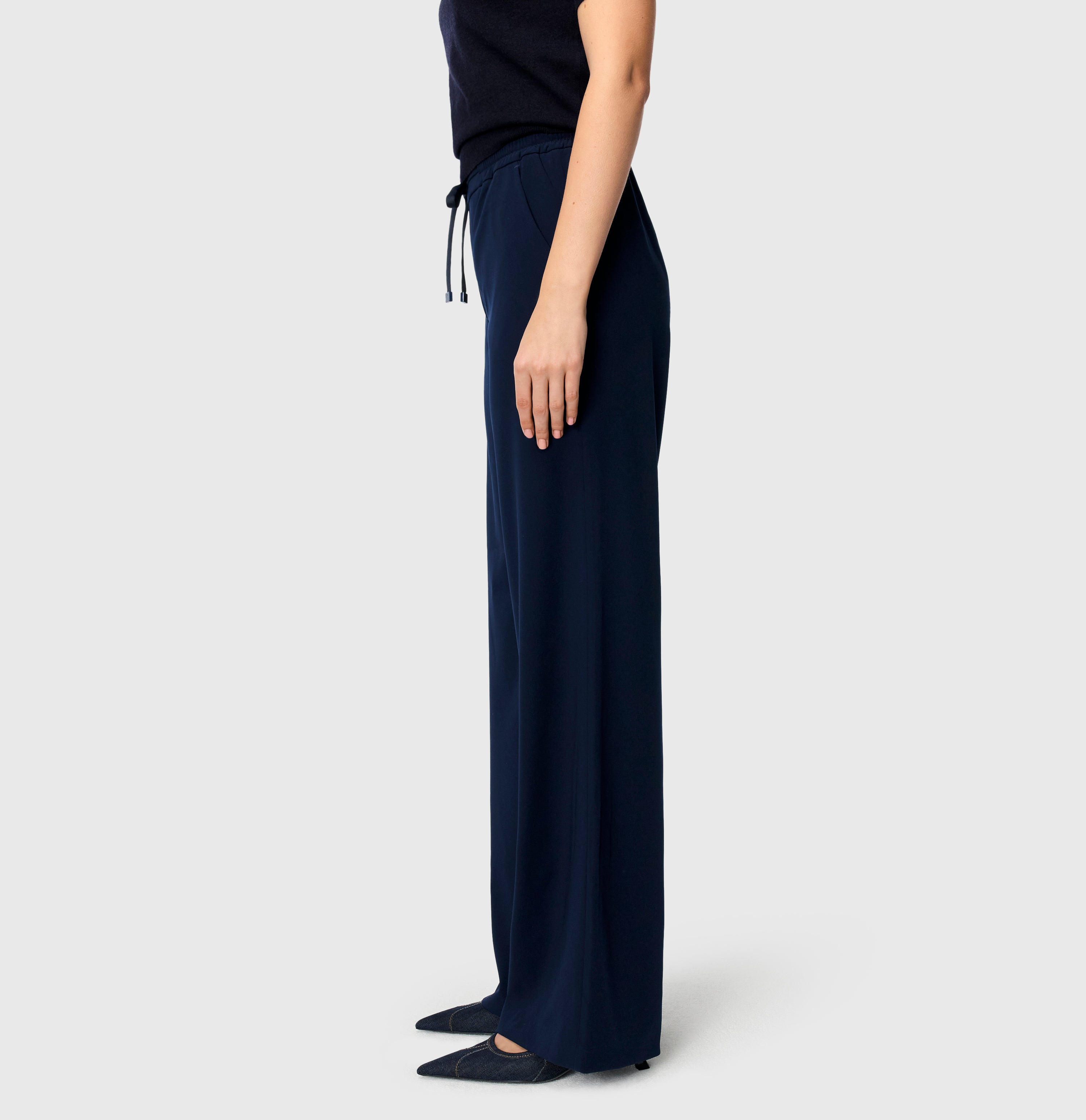 Wide jump-in trousers in a soft crepe material. | CHRISTY | dark blue | Side view of model
