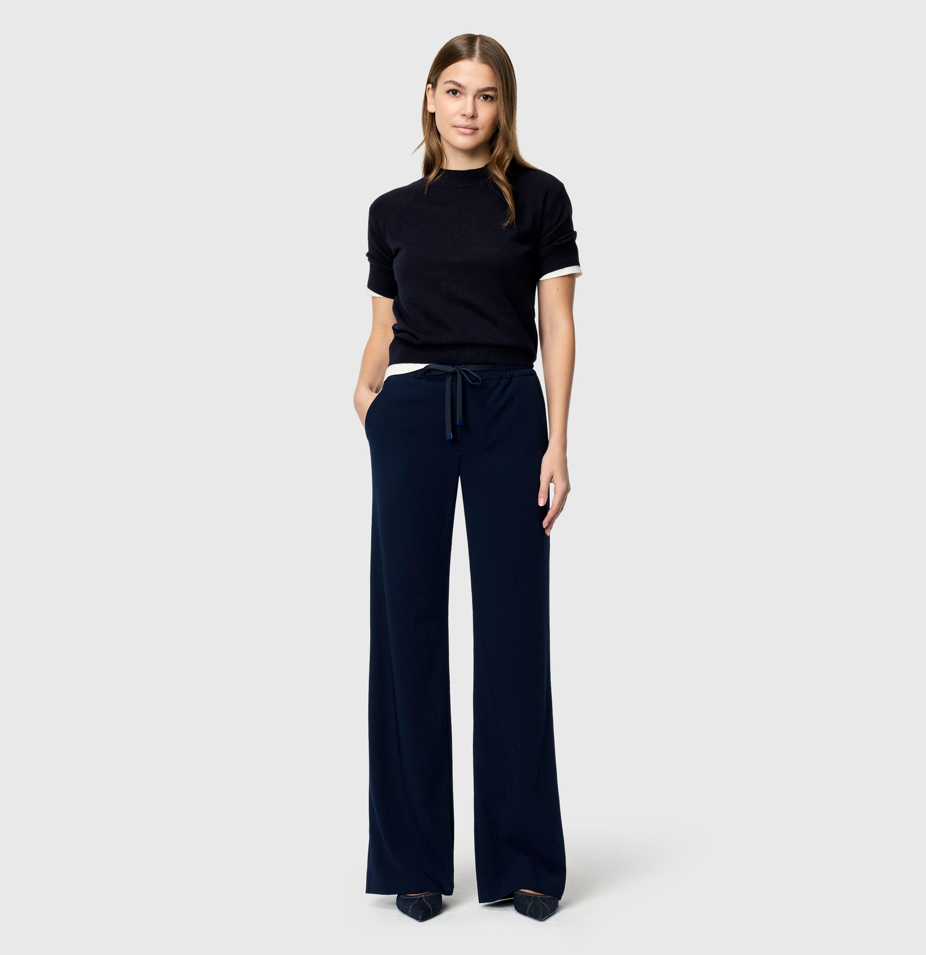 Wide fit made of flowing, floating crepe. | CHRISTY | dark blue | Full-body of model