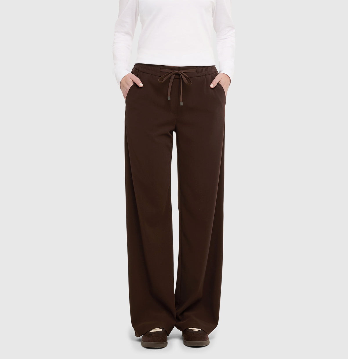 Wide fit made of flowing, floating crepe. | CHRISTY | truffle brown | Front view of model