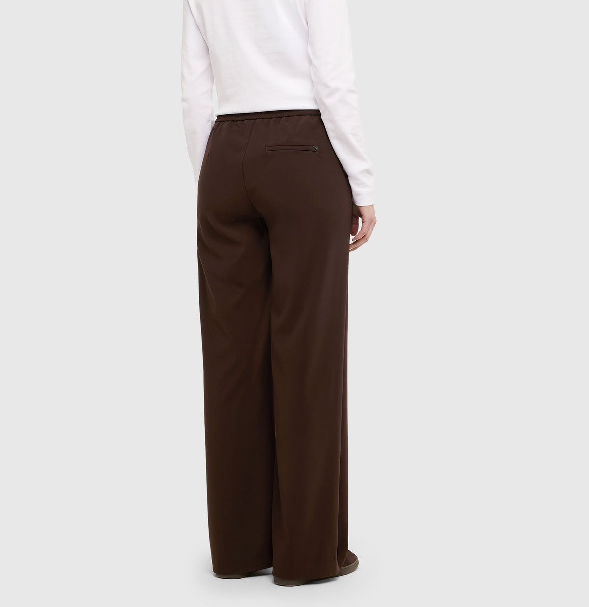Wide fit made of flowing, floating crepe. | CHRISTY | truffle brown | Back view of model