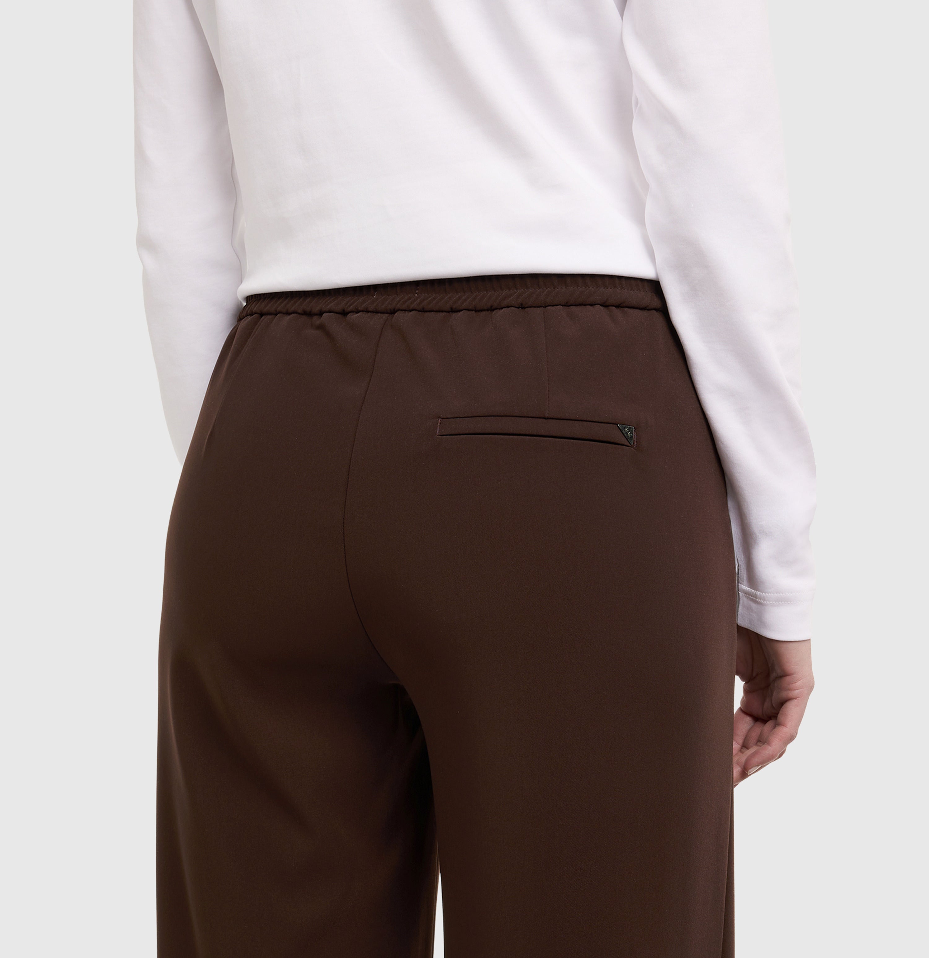 Wide fit made of flowing, floating crepe. | CHRISTY | truffle brown | Detailed view 3 of model