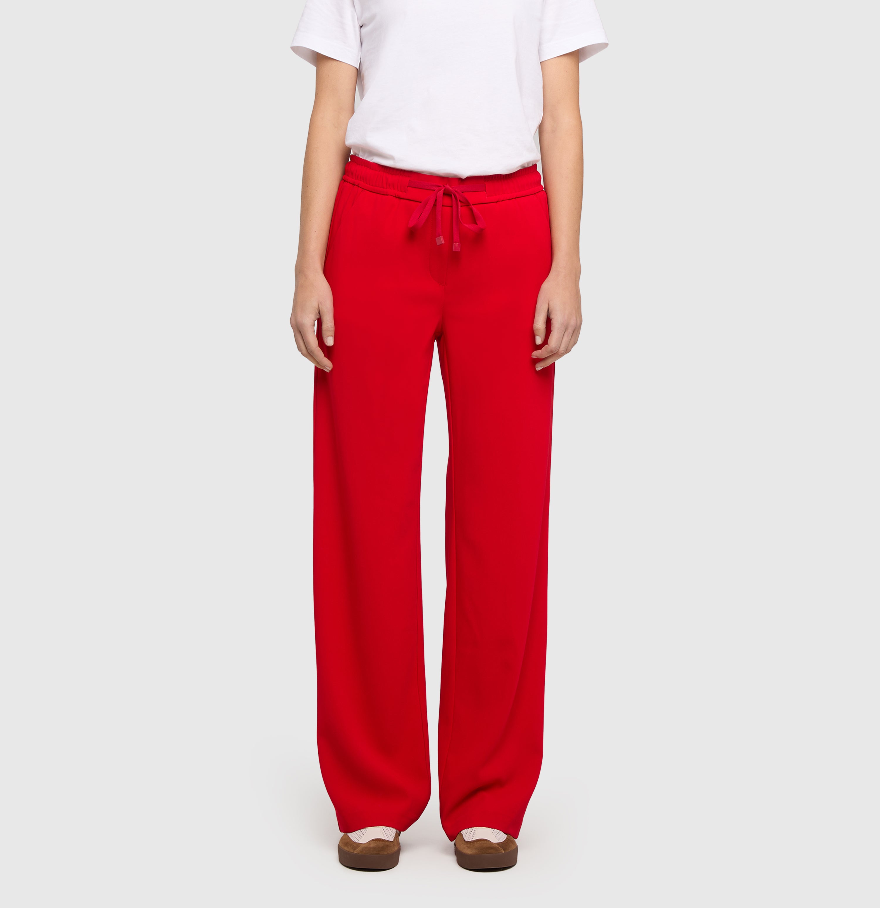 Wide jump-in trousers in a soft crepe material. | CHRISTY | ruby red | Front view of model
