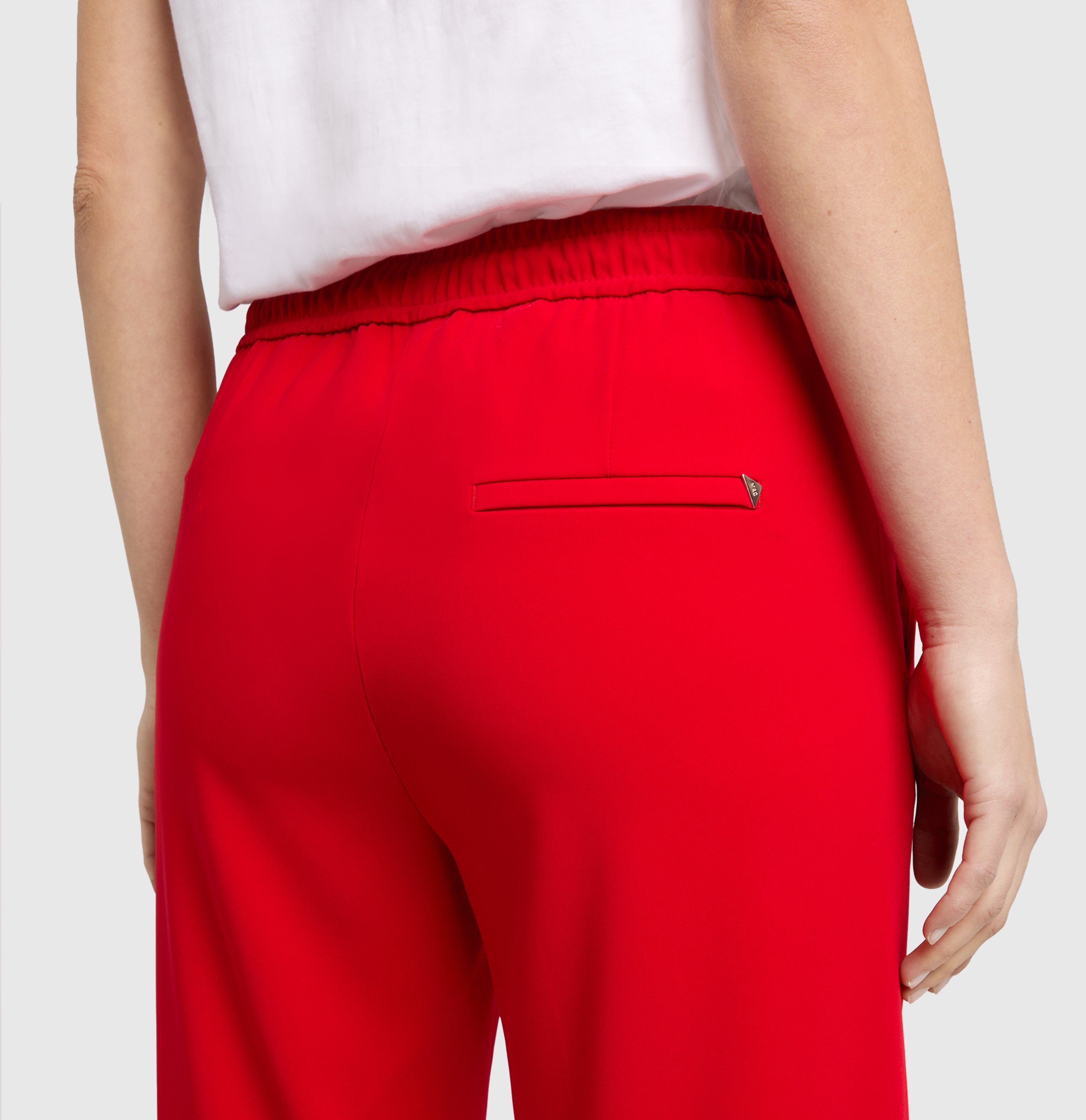 Wide jump-in trousers in a soft crepe material. | CHRISTY | ruby red | Detailed view 2 of model