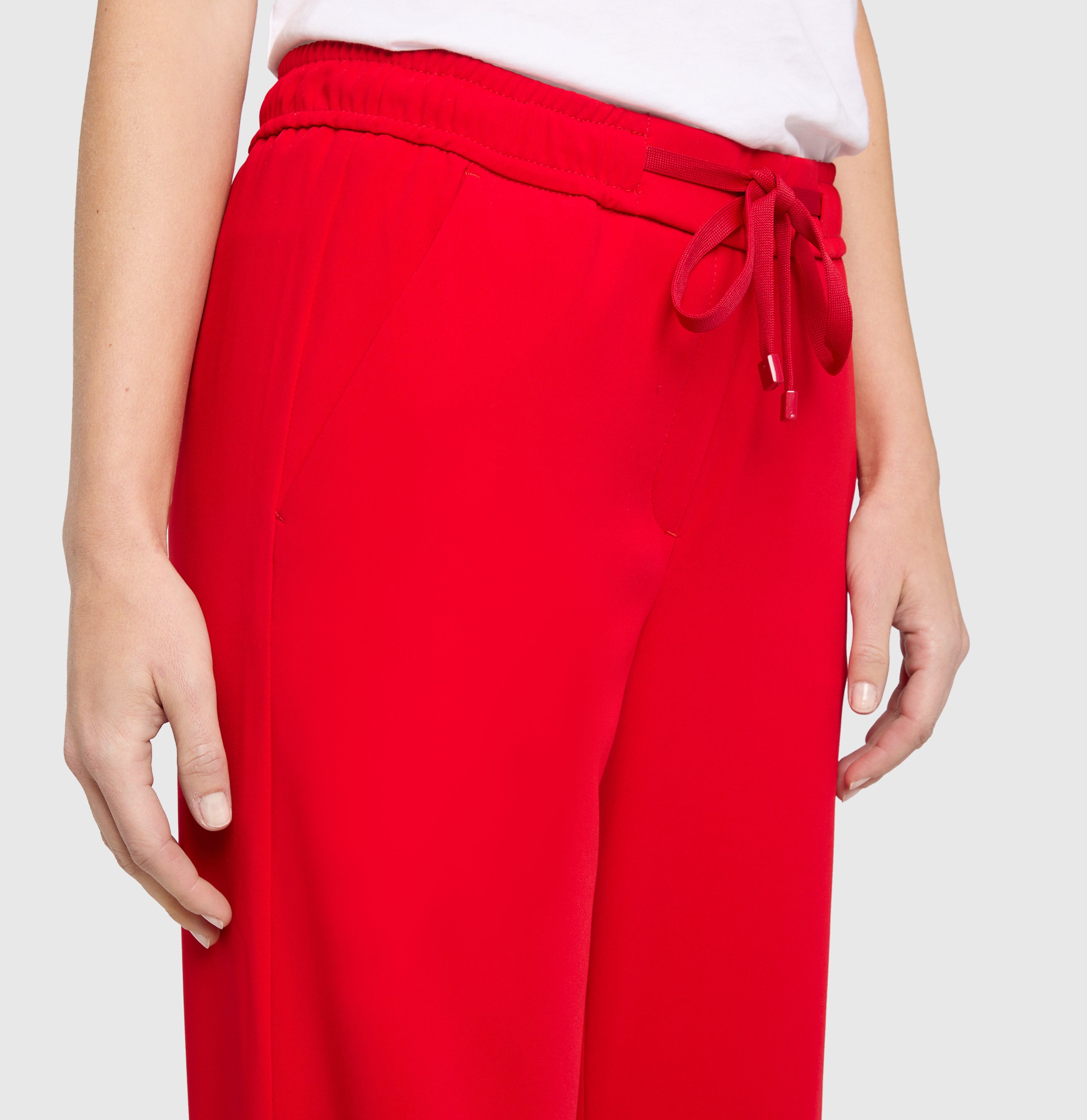 Wide jump-in trousers in a soft crepe material. | CHRISTY | ruby red | Detailed view 3 of model