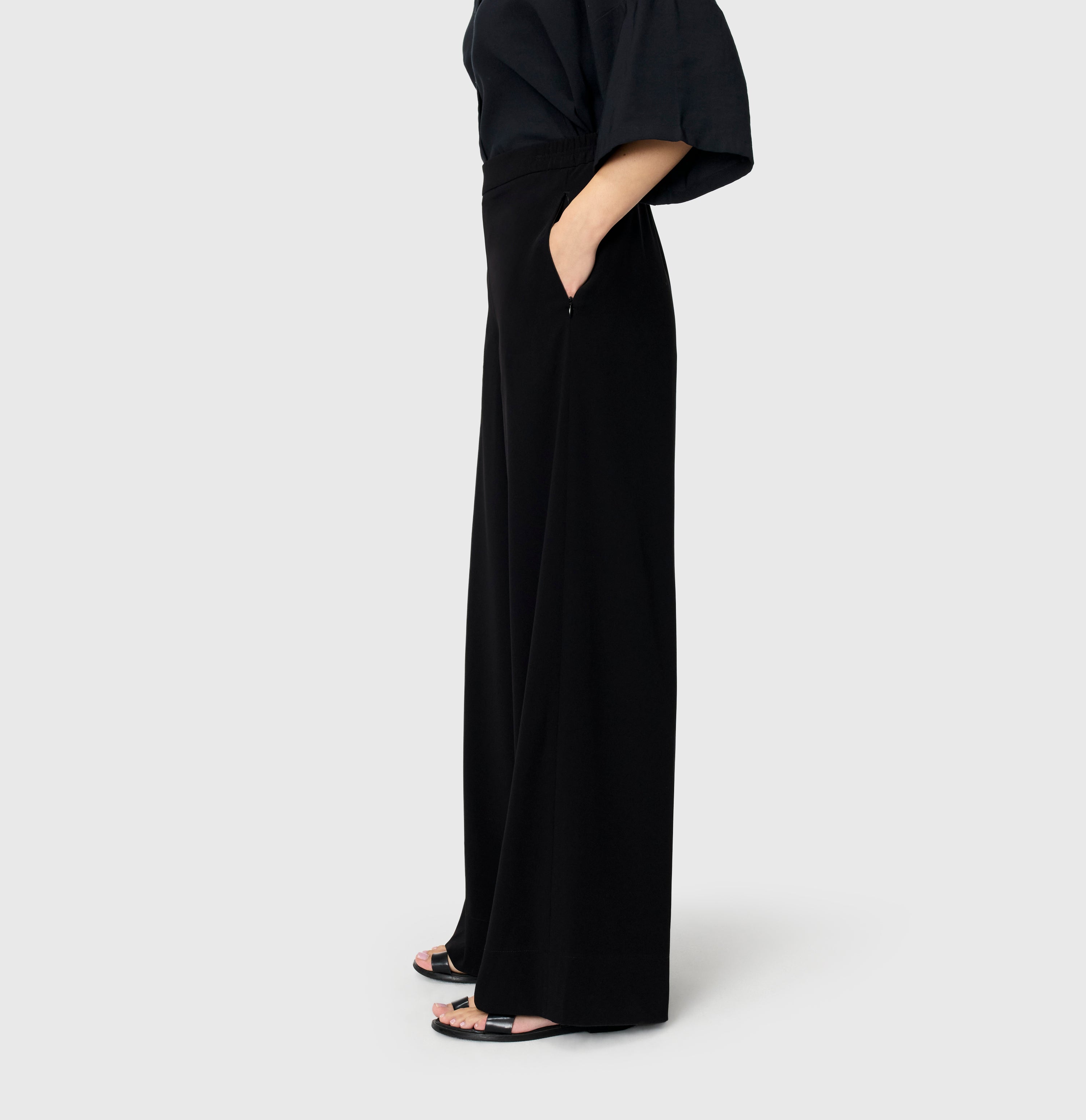 Wide, flowing trousers made of floating crepe. | CORALIE | black | Side view of model