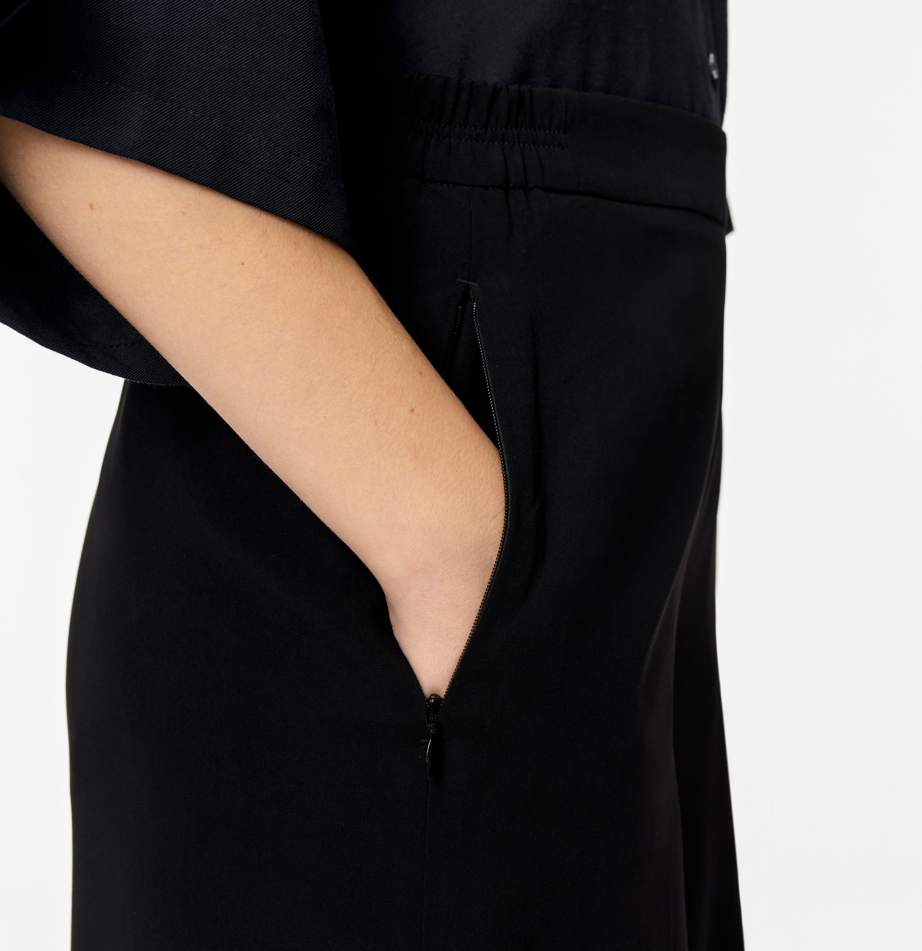 Wide fit in a flowing floating crepe material. | CORALIE | black | Detailed view 2 of model